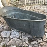 Zinc bathtub of the nineteenth