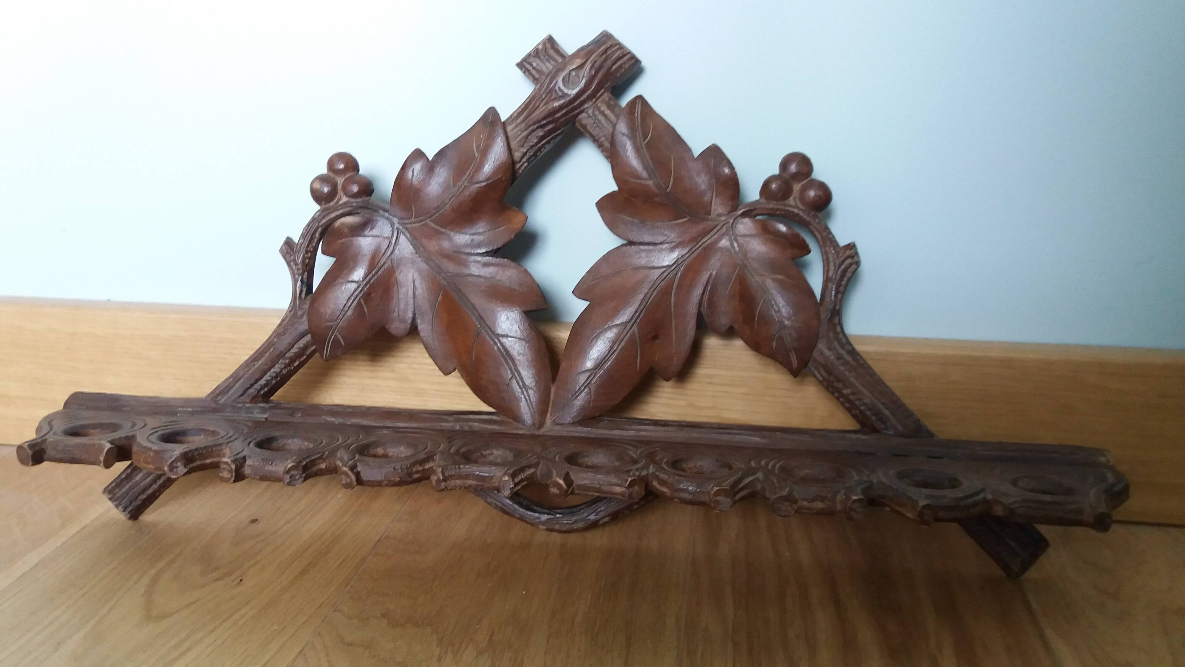 Porte pipes en bois sculpté