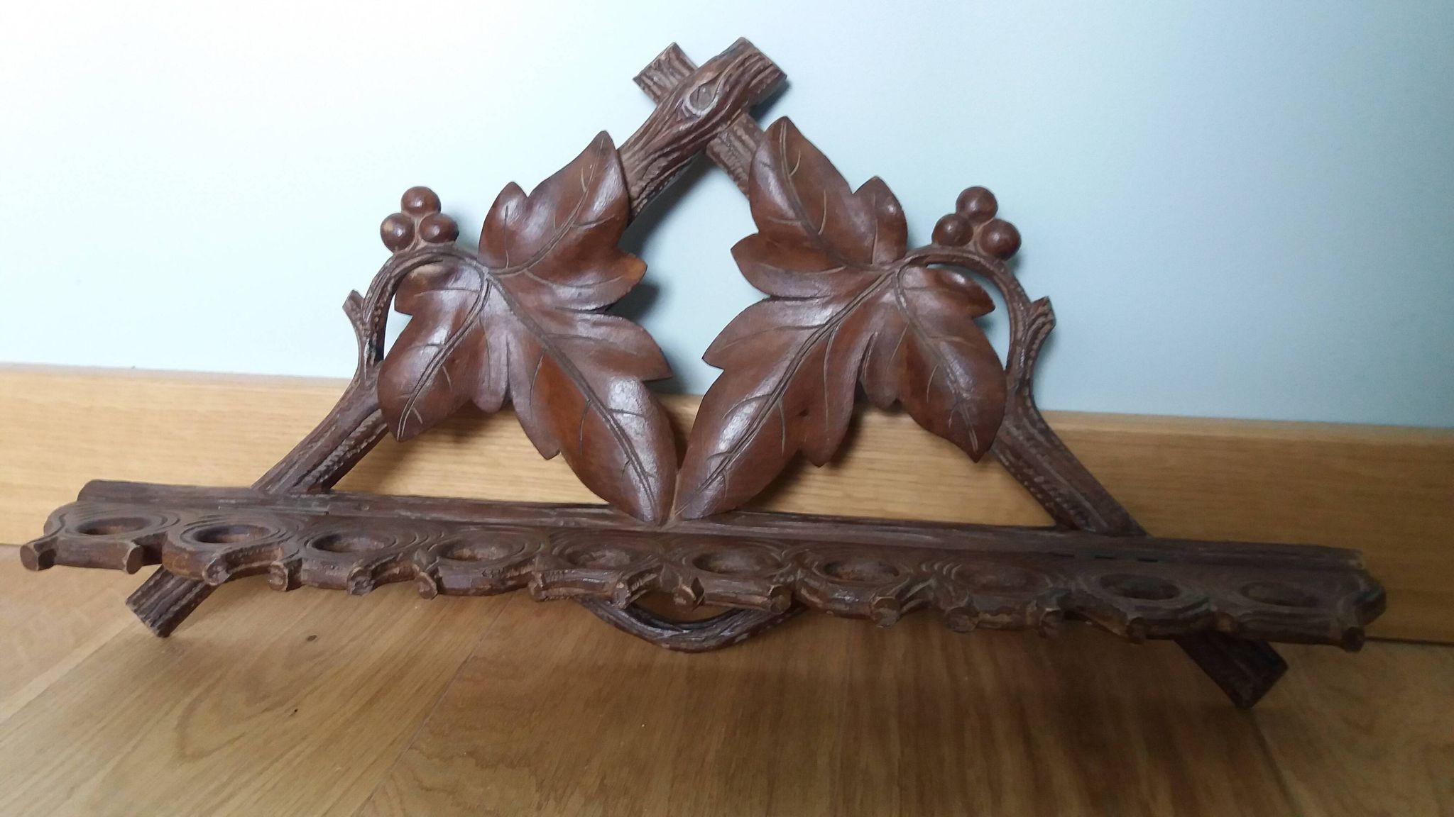 Porte pipes en bois sculpté