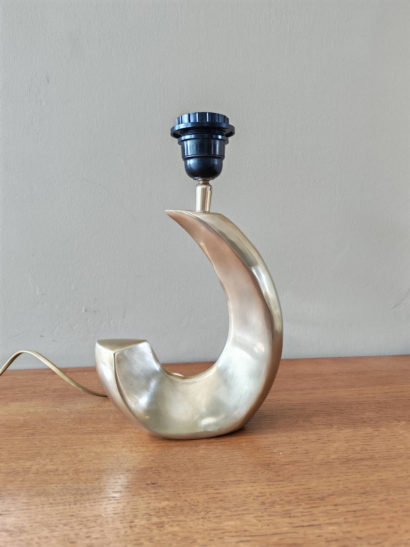 Pied de lampe desing vintage en laiton forme vague