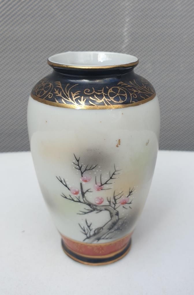 Small Japanese vase porcelain Satsuma couple of cranes