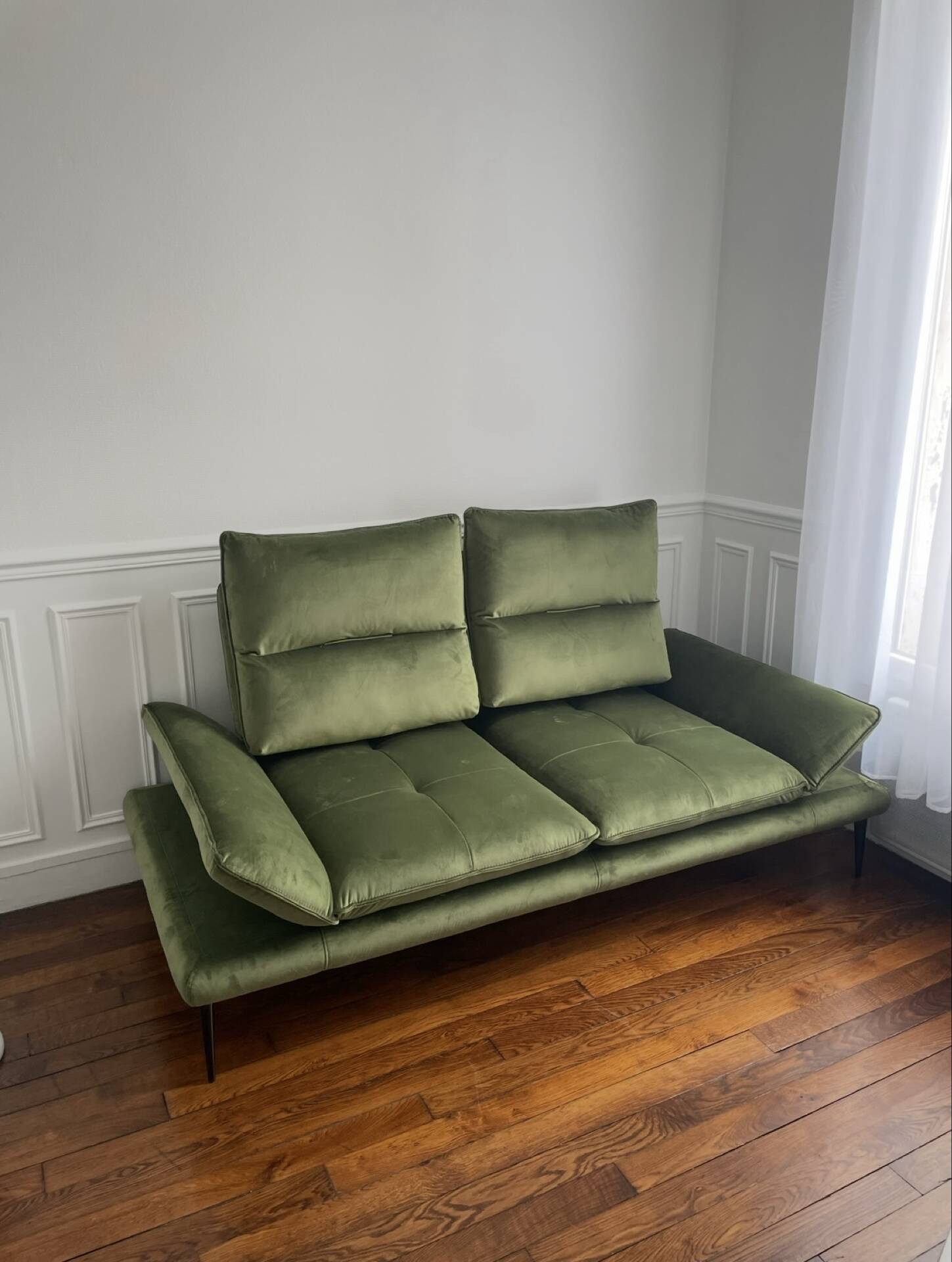 Canapé vert en velours avec dossiers amovibles
