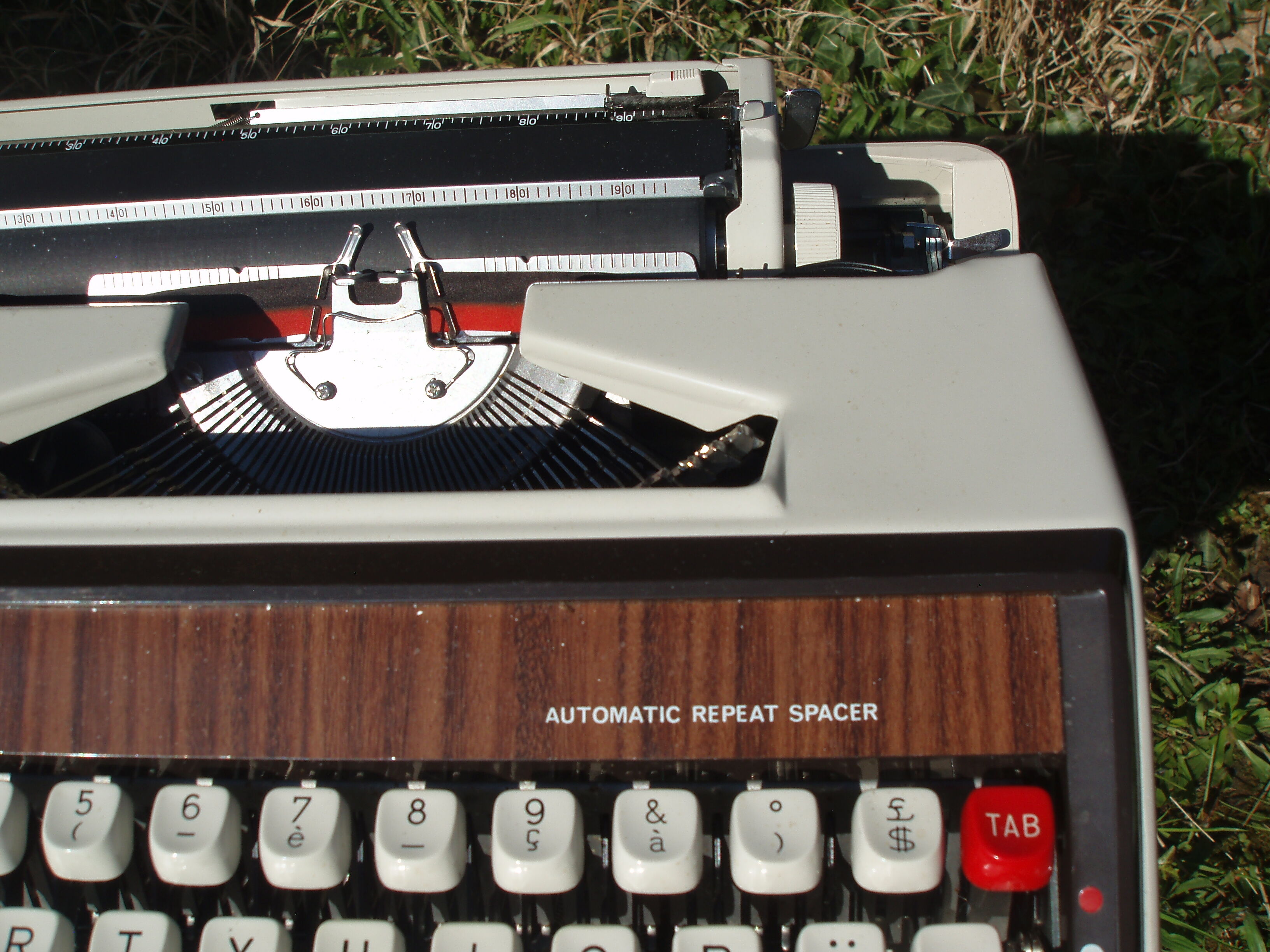 Beautiful typewriter Brother de Luxe