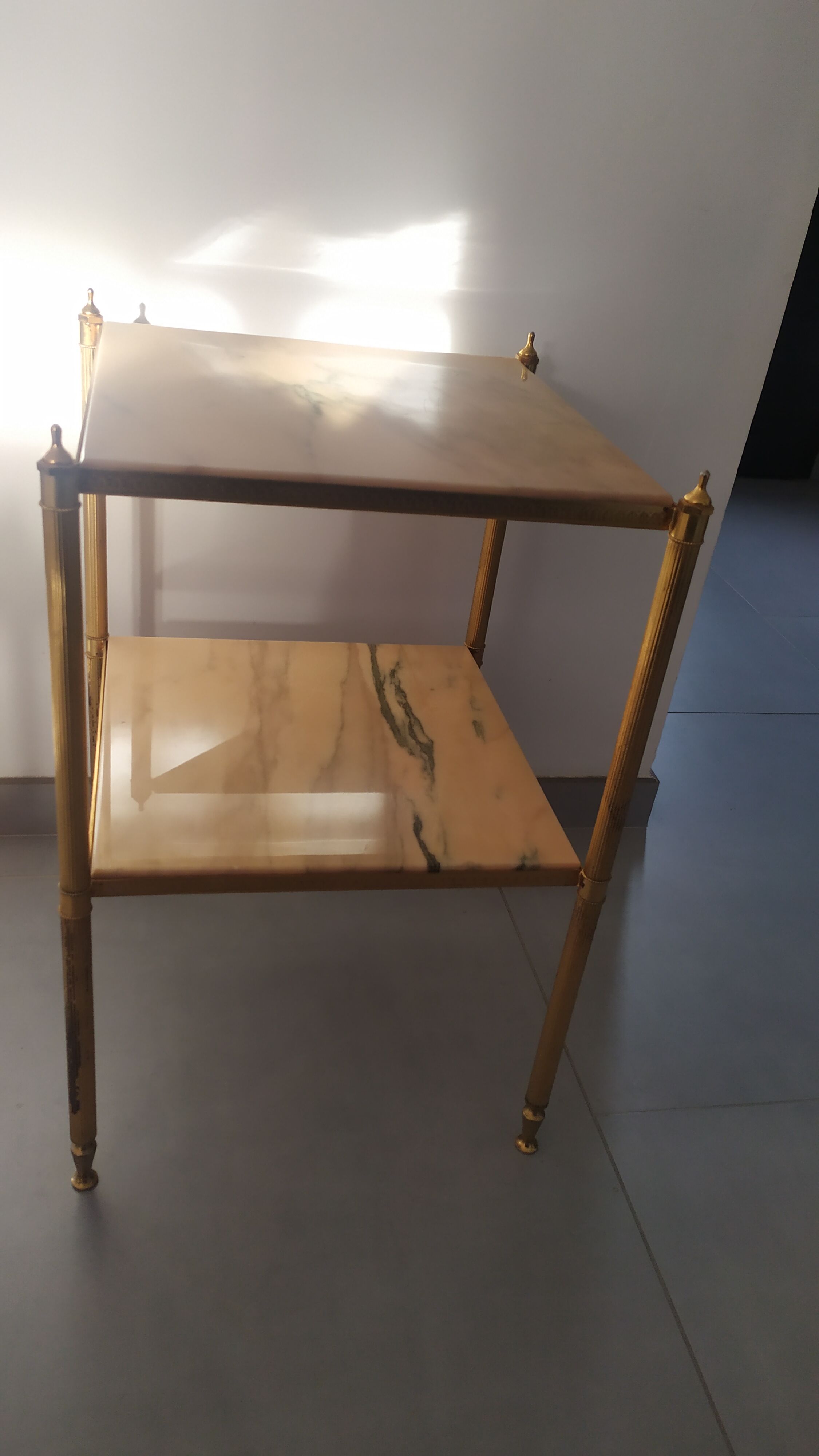 Alabaster harness brass foot