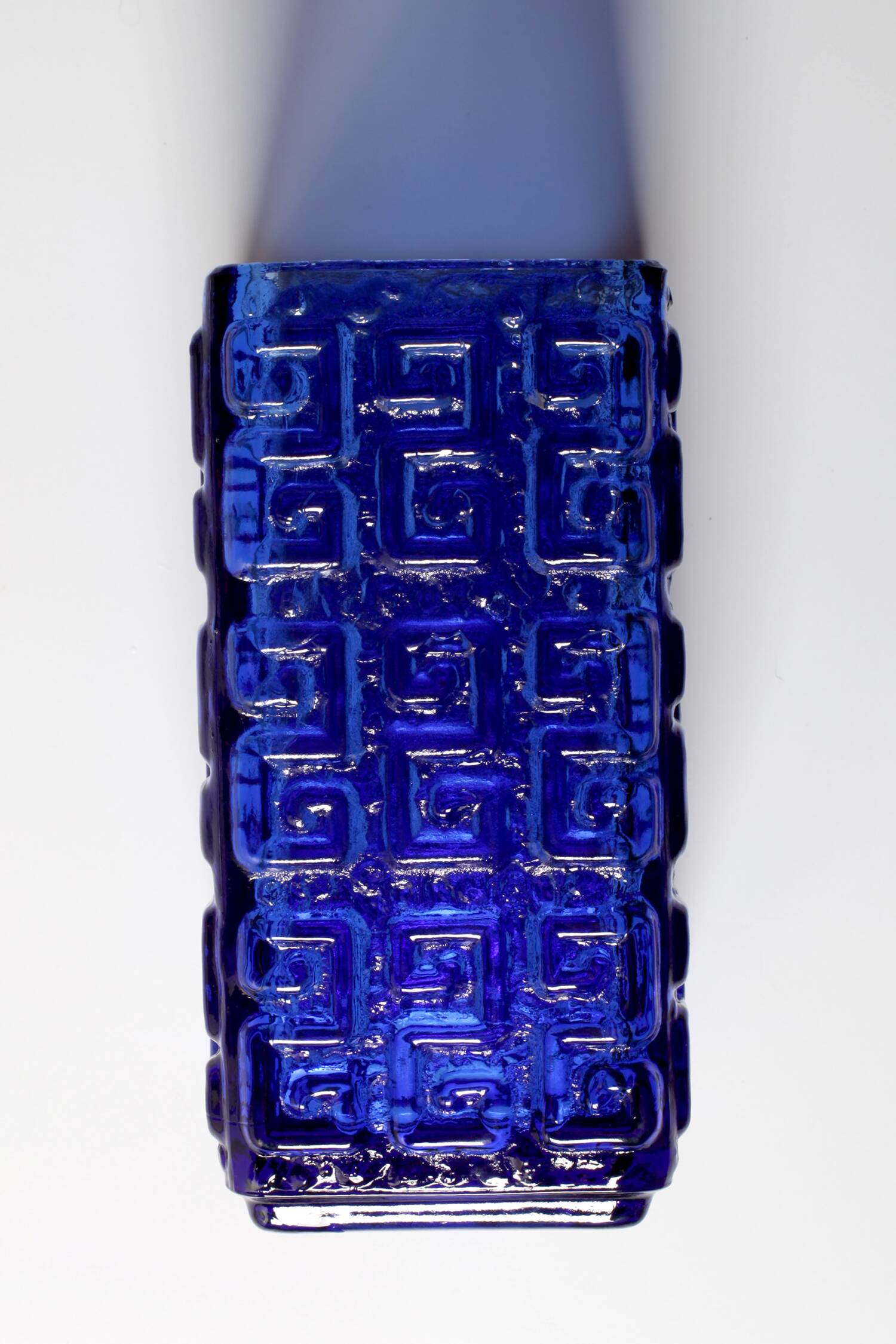 Vase en verre bleu cobalt du milieu du siècle : design finlandais par Tamara Aladin