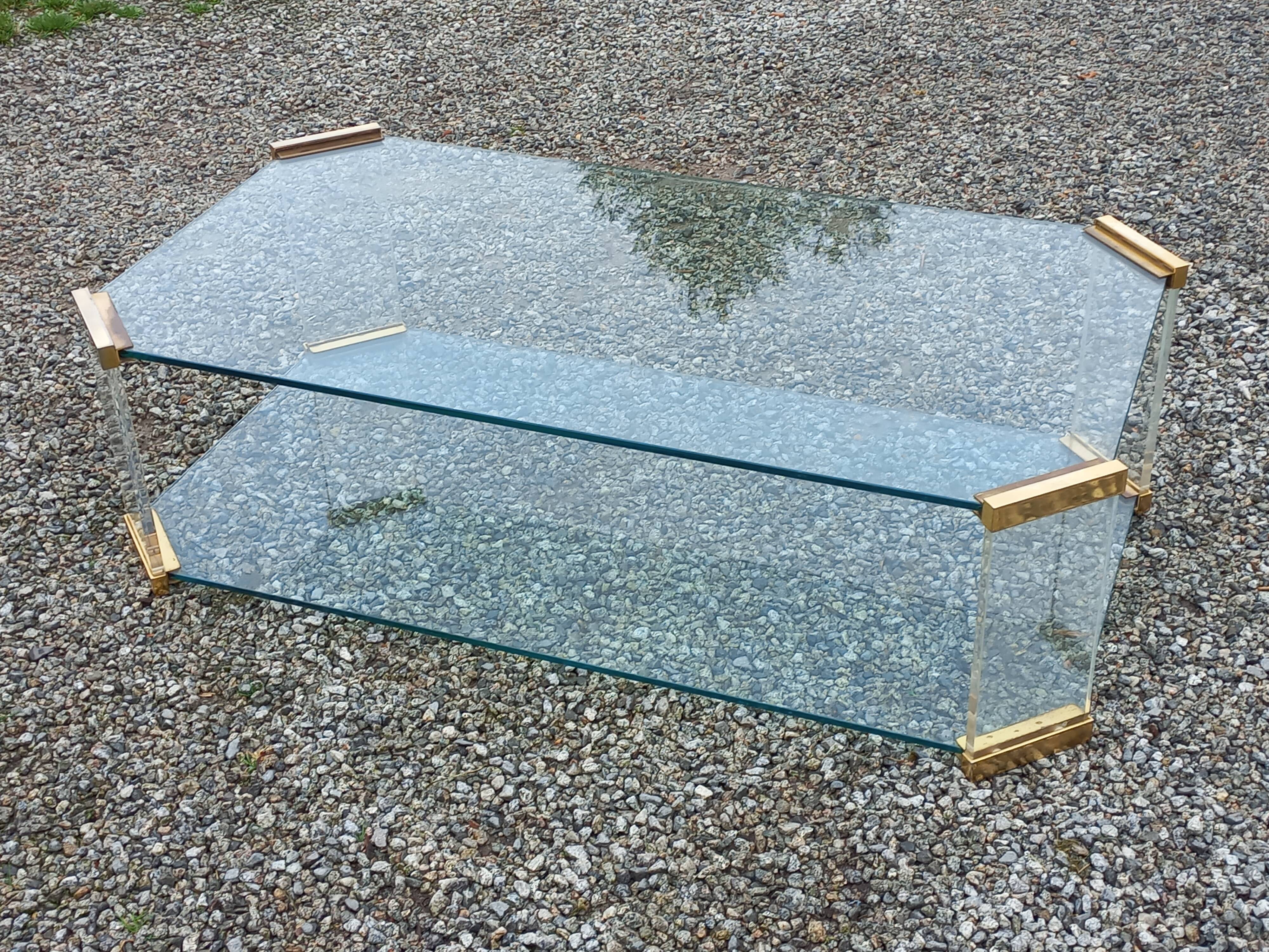 Table basse design des années 70 en verre plexi métal doré