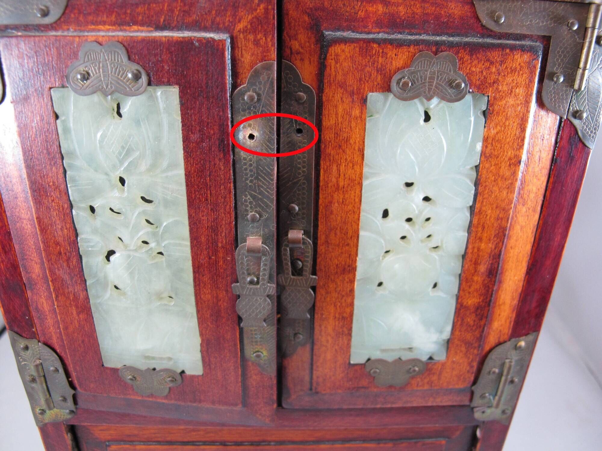 large Wooden Chinese jewelry box decorated with jade plates n°2