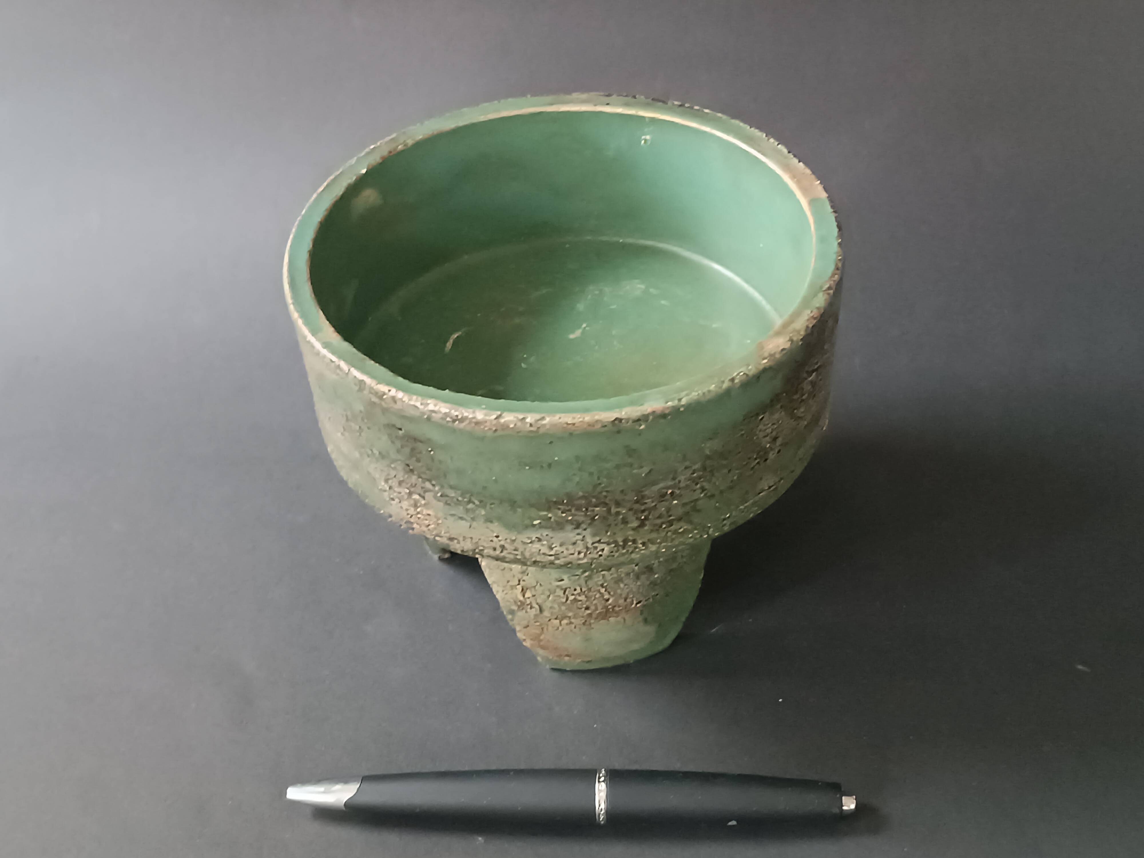 Footed dish in chamotte stoneware green with signature 1960