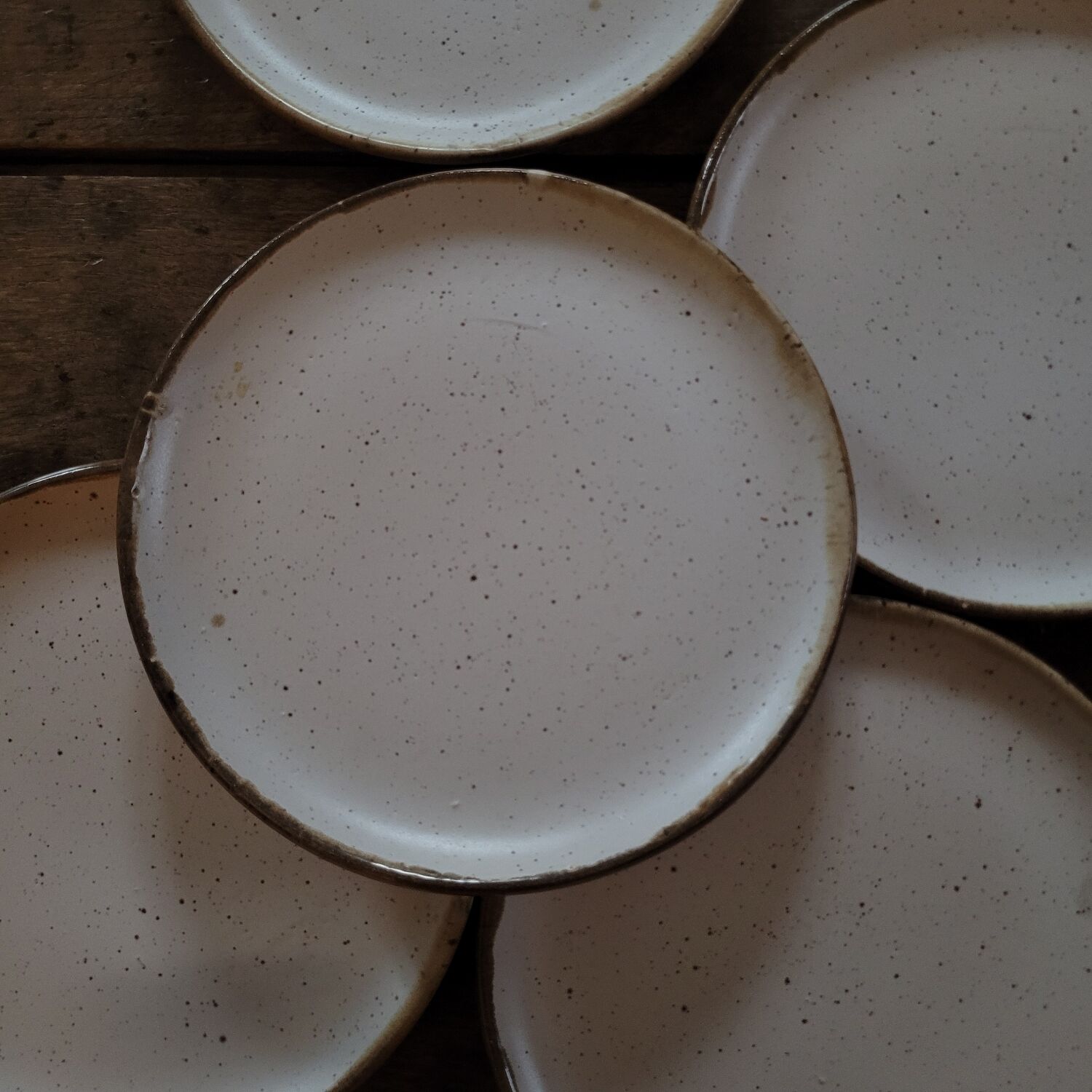 5 assiettes à dessert en grès vernissé. 1970–19805 assiettes à dessert