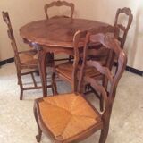 With its 6 straw chairs dining table