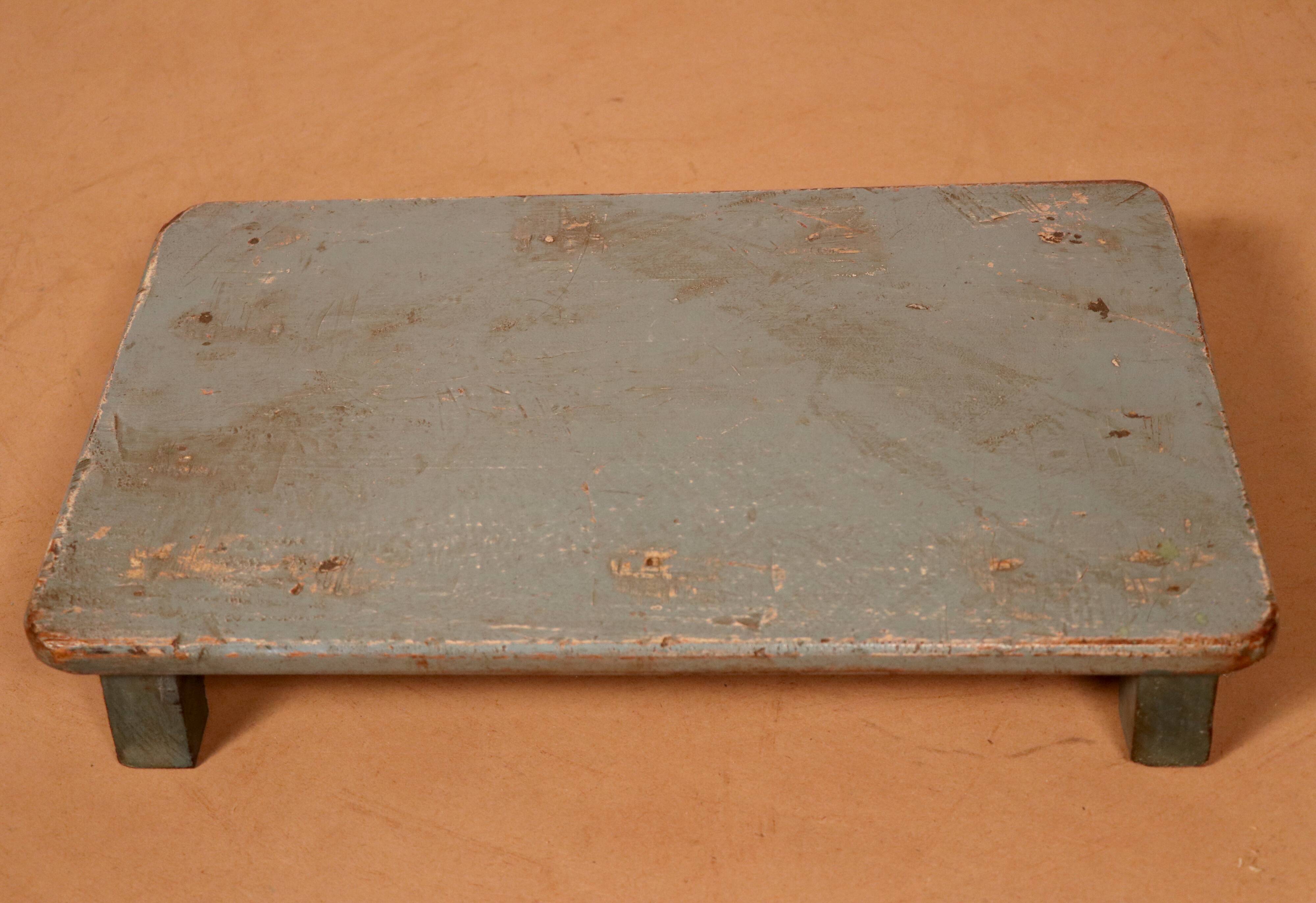 Ancienne table à thé en teck birman patine bleue d'origine