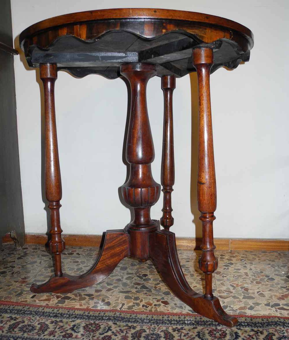 Antique English round table. Petite table ronde anglaise