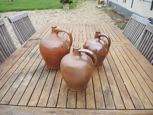 3 Anciens Cruchons à Calvados en Grès Vernissé Marron