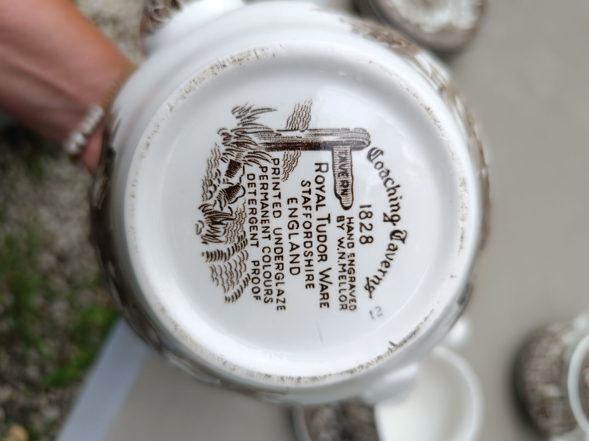 Royal Tudor collection English porcelain set Coaching taverns