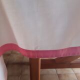 Off-white rectangular cotton tablecloth fuchsia pink patterns 150X250 and 8 pink towels