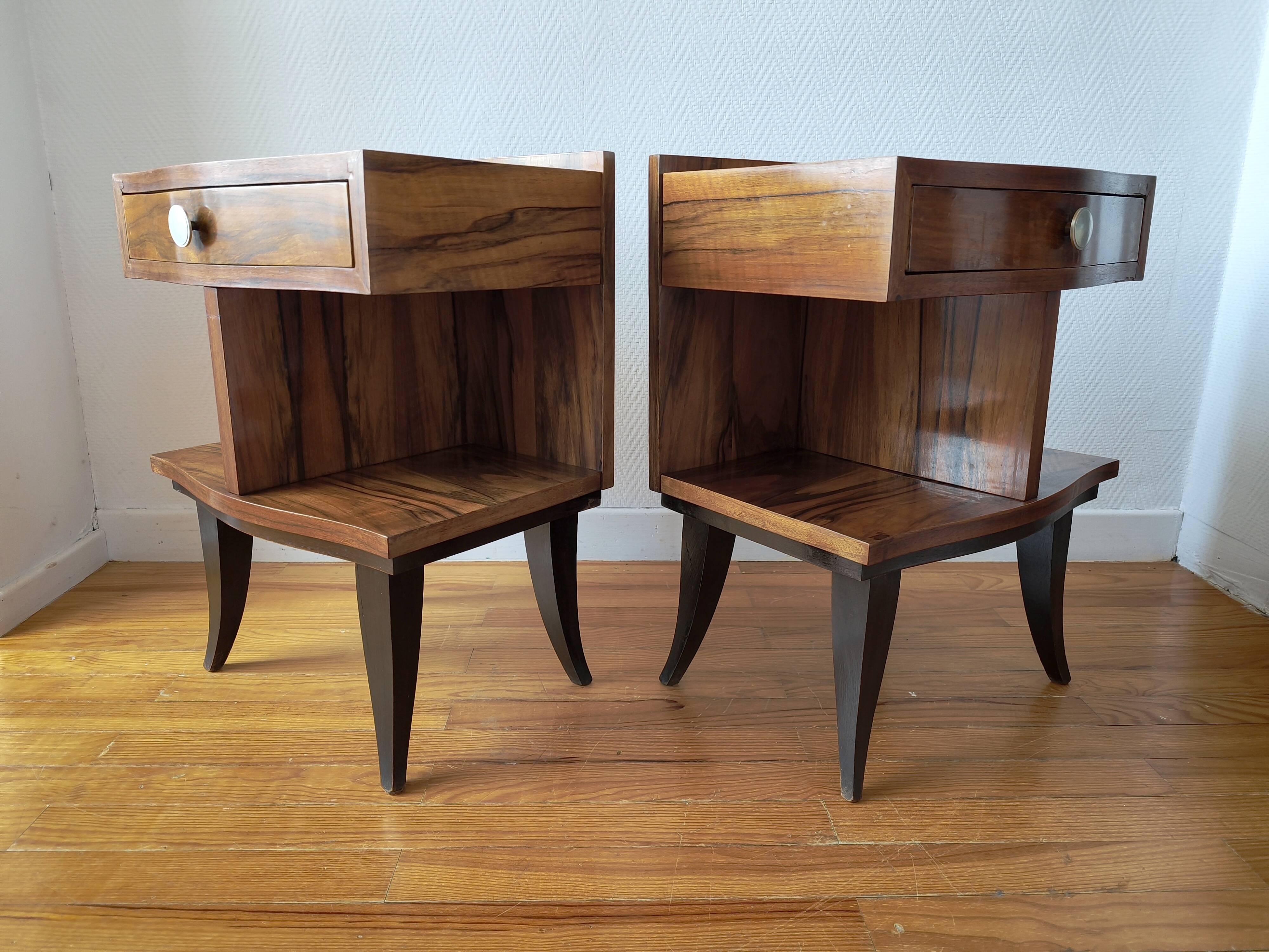Pair of Art Deco bedside tables with flame veining, 1930s.