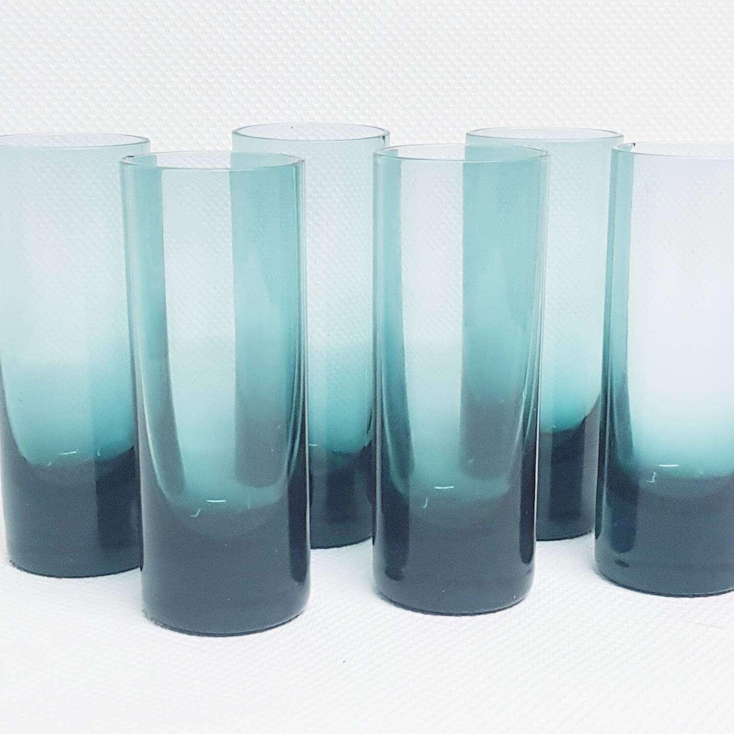Grands verres à liqueur bleu sarcelle fumé