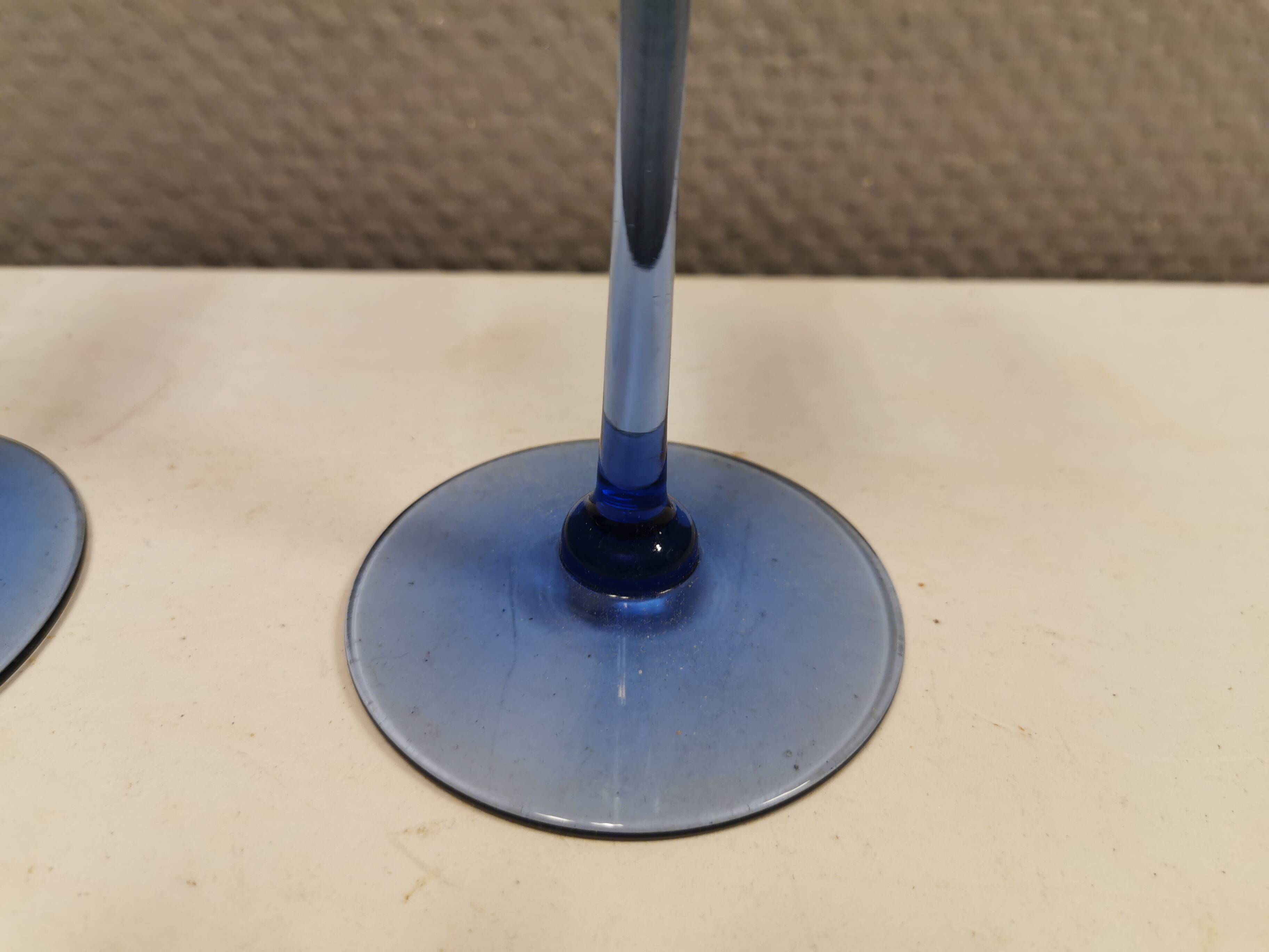 Holmegaard, suite de deux bougeoirs, modèle Cassiopeia en verre bleu saphir.