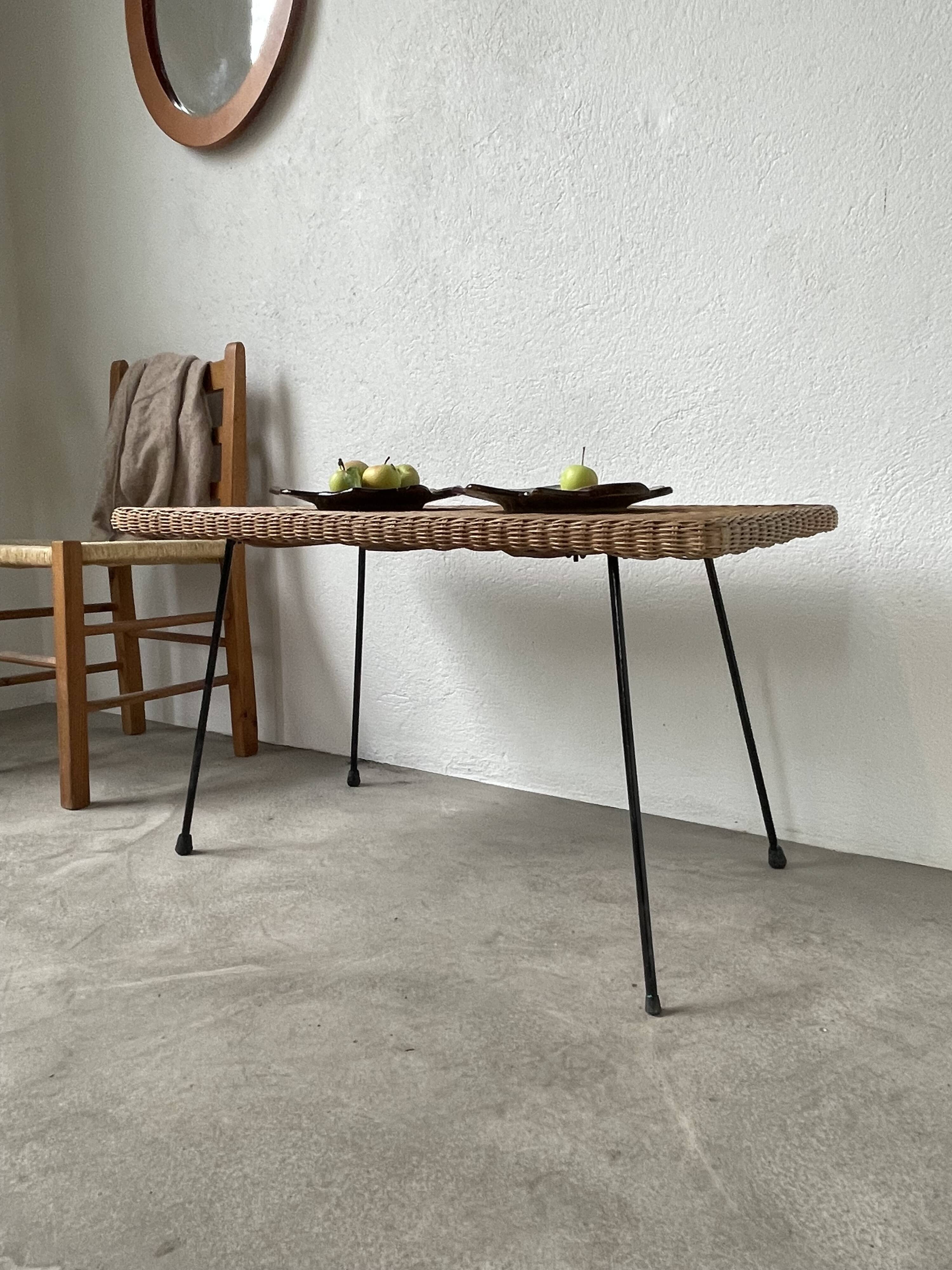 Table basse osier tressé et métal 1960