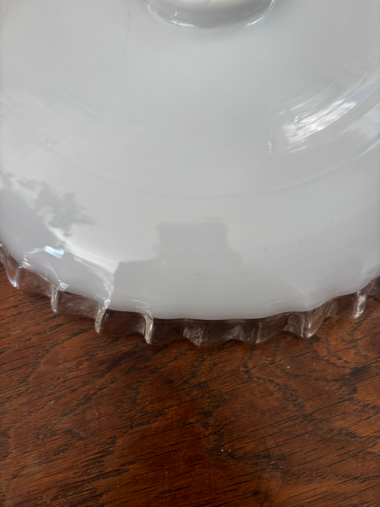 Vintage pendant lamp in white opaline with a scalloped effect.
