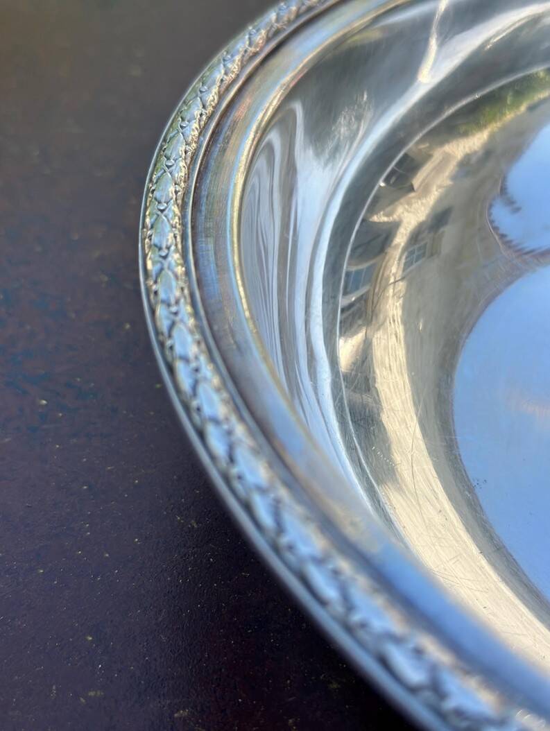 Plat en métal argenté vintage, creux rond à frise de laurier