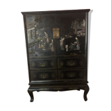 Meuble chinois à décor de scène de cour en bois noirci et décor en applique . Travail du 19e