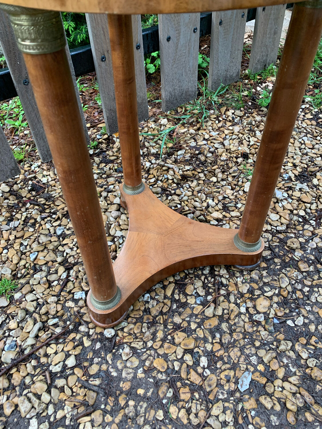 Gueridon in walnut bramble