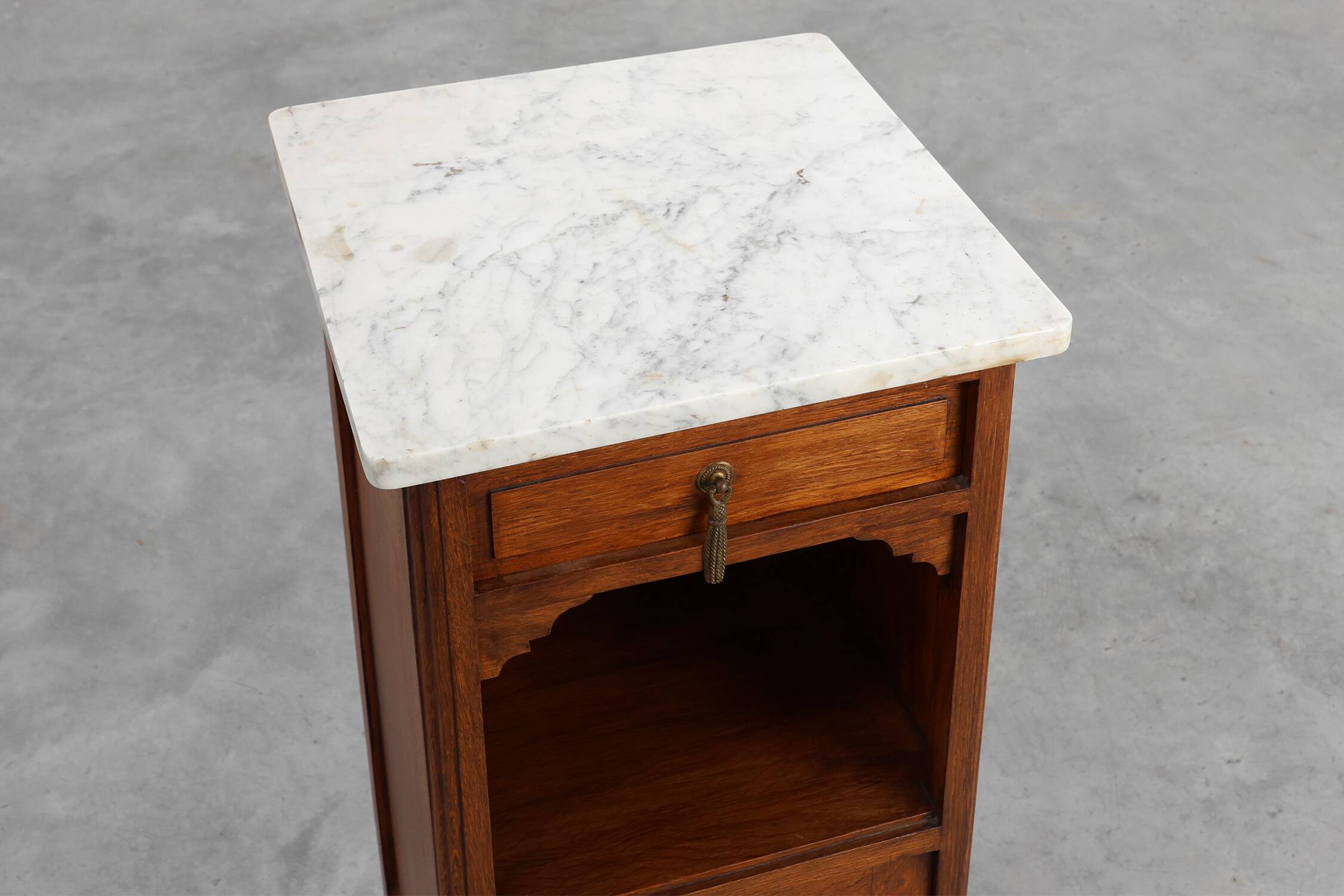 Table de nuit Art Déco en chêne avec plateau en marbre de Carrare, France années 1920