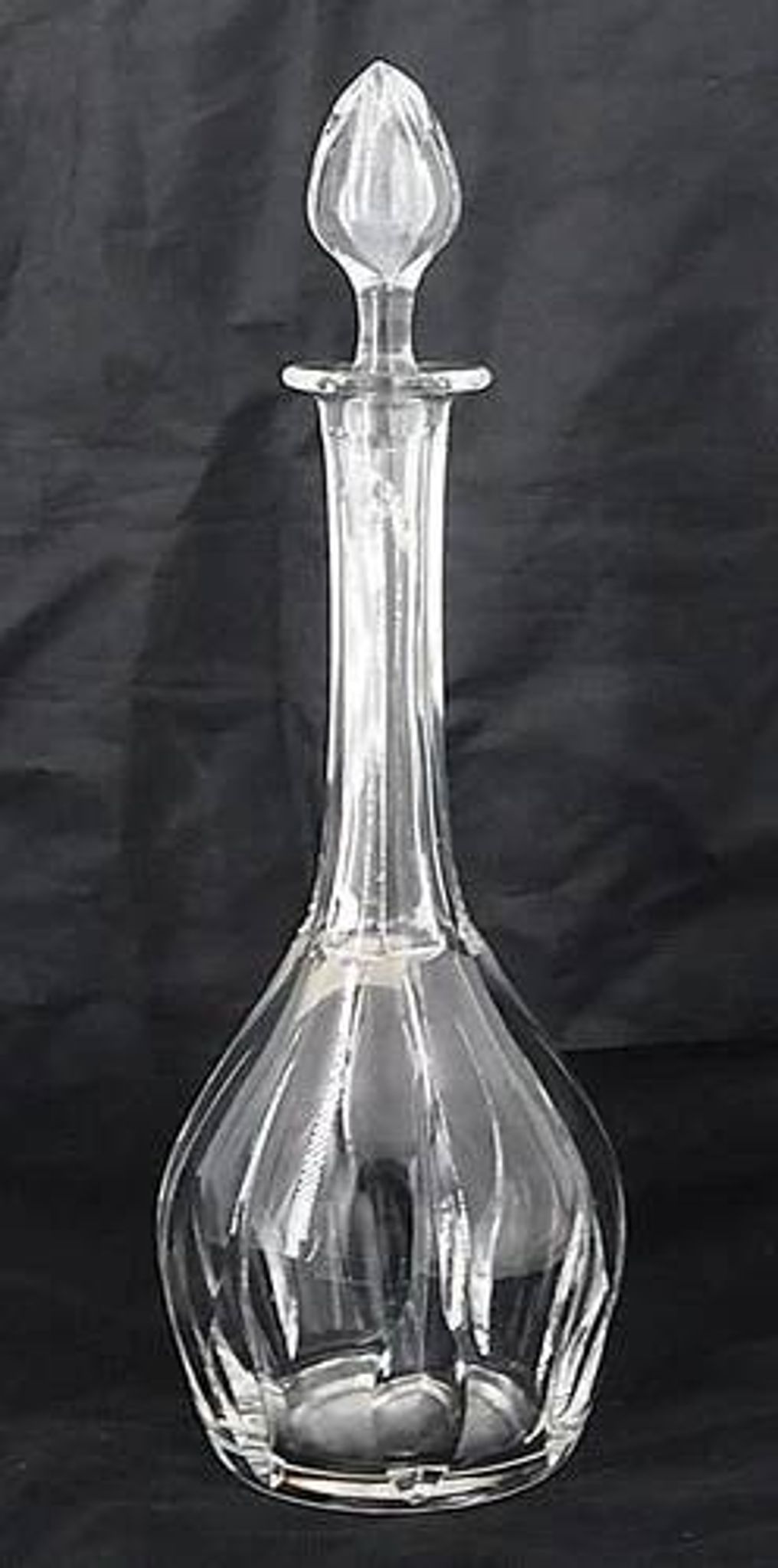 Crystal carafe Saint Louis model Cerdagne, signed, excellent condition.