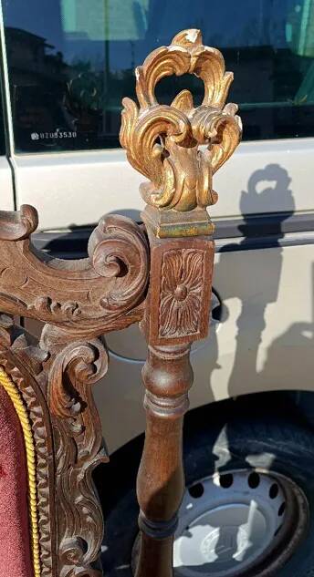 Paire de fauteuils anciens, sculptés en noyer.