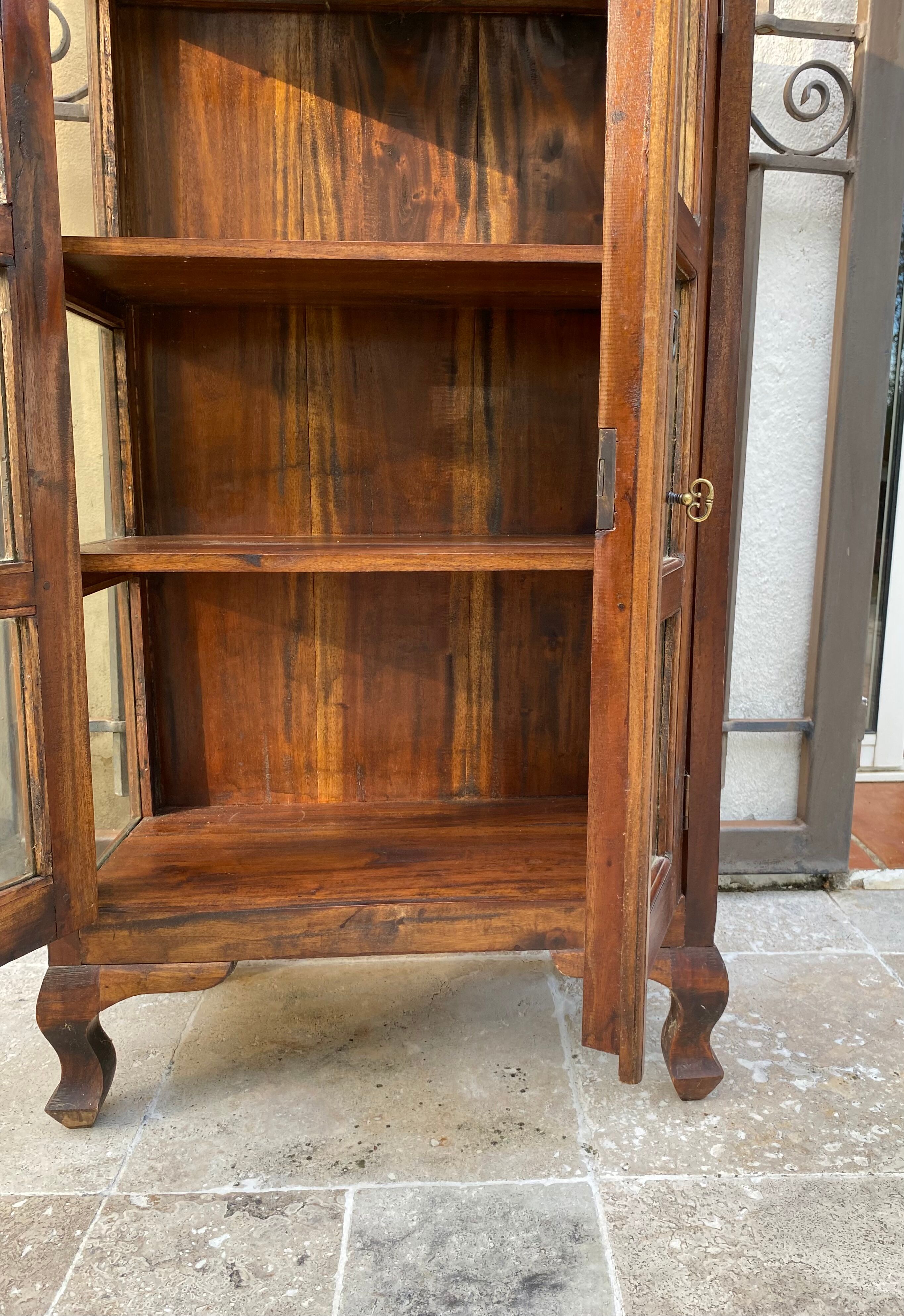 Exotic showcase cabinet 2 doors with key