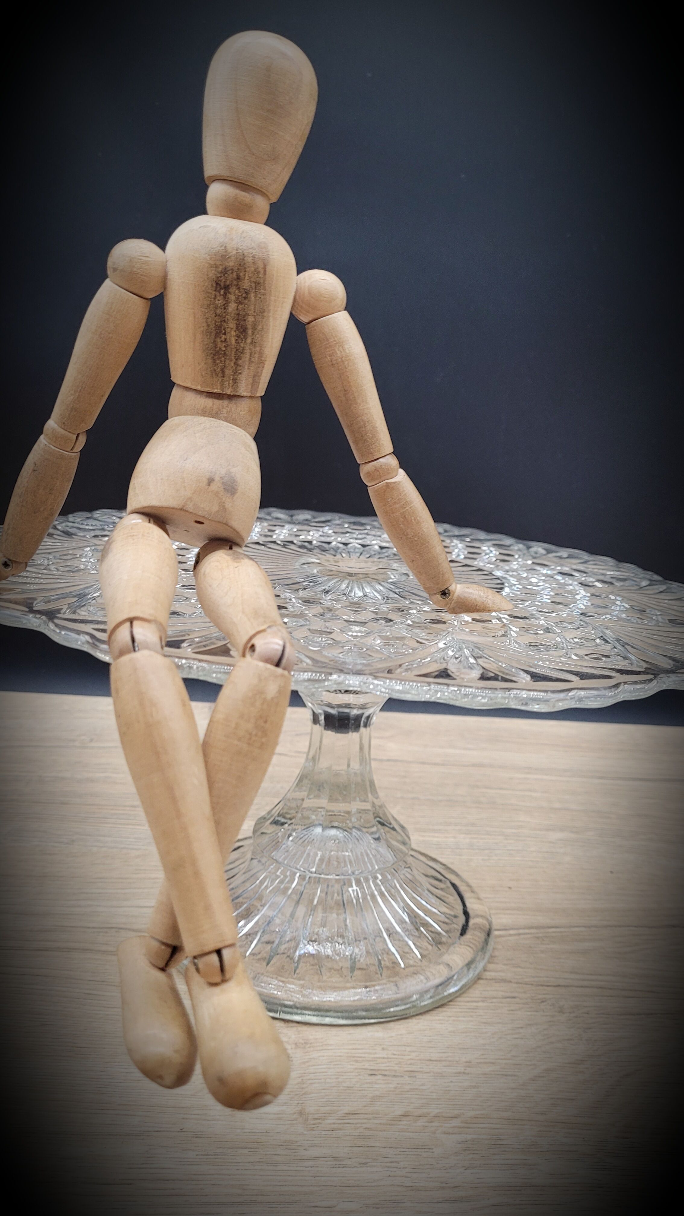 Pie dish or cake on foot transparent molded glass