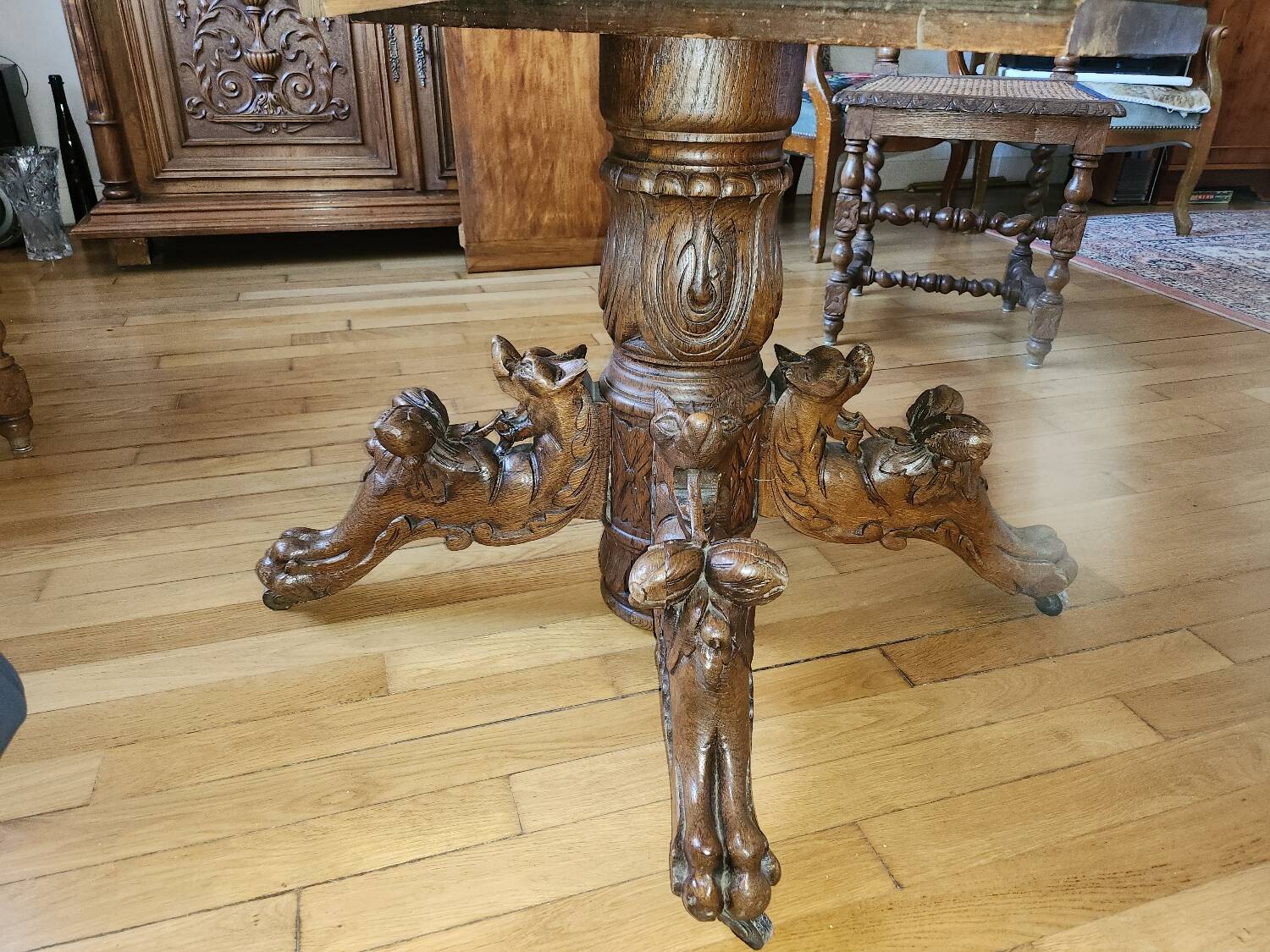 Round central leg table