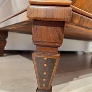 Commode autrichienne Louis XVI en placage de noyer avec incrustations et dorure, années 1790.