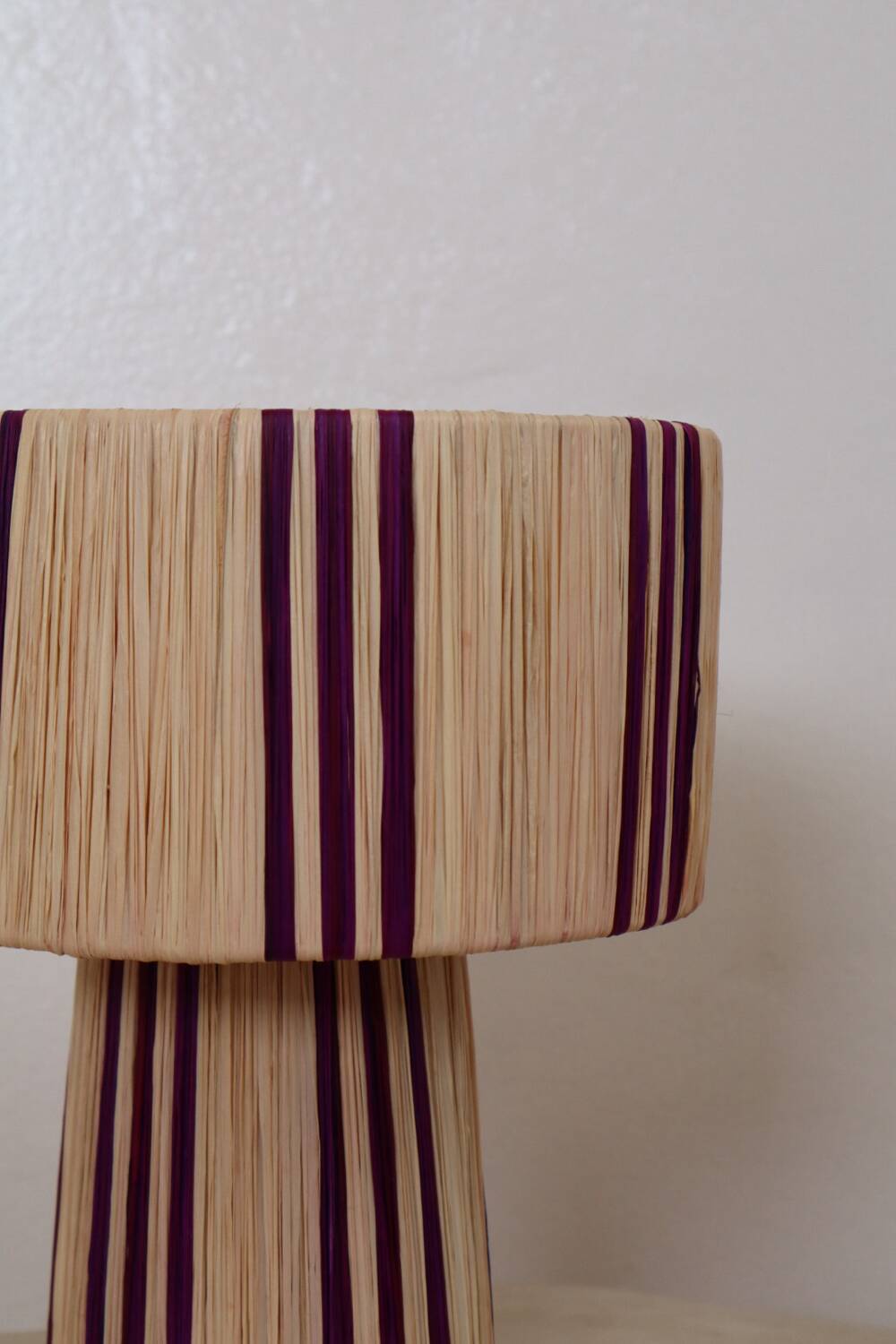 Table lamp in natural raffia with purple stripes