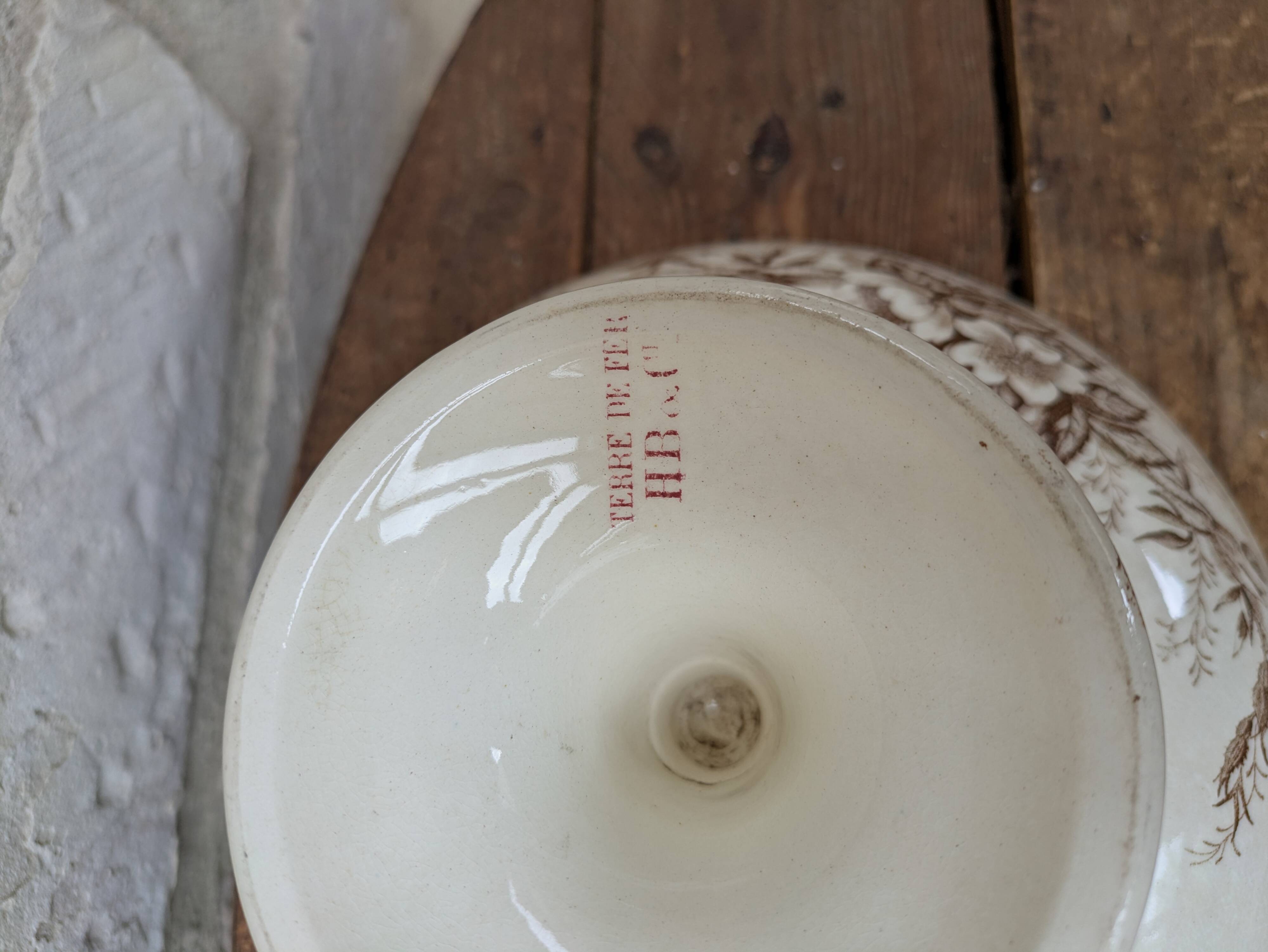 Flat serving compote dish in Terre de Fer HB & Cie with brown floral decoration.