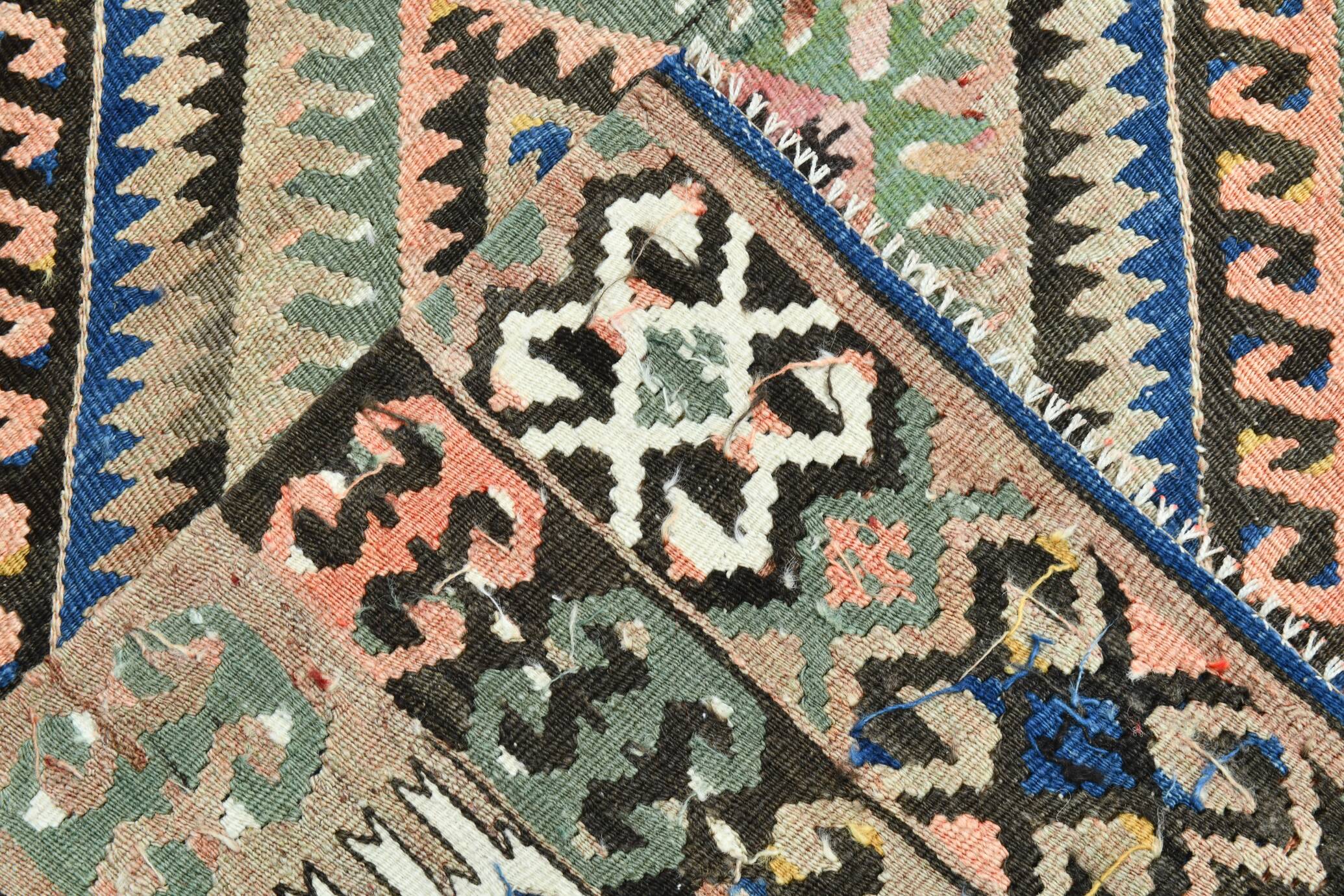 Tapis kilim ancien à losanges géométriques, Dominante bleue et tons nature