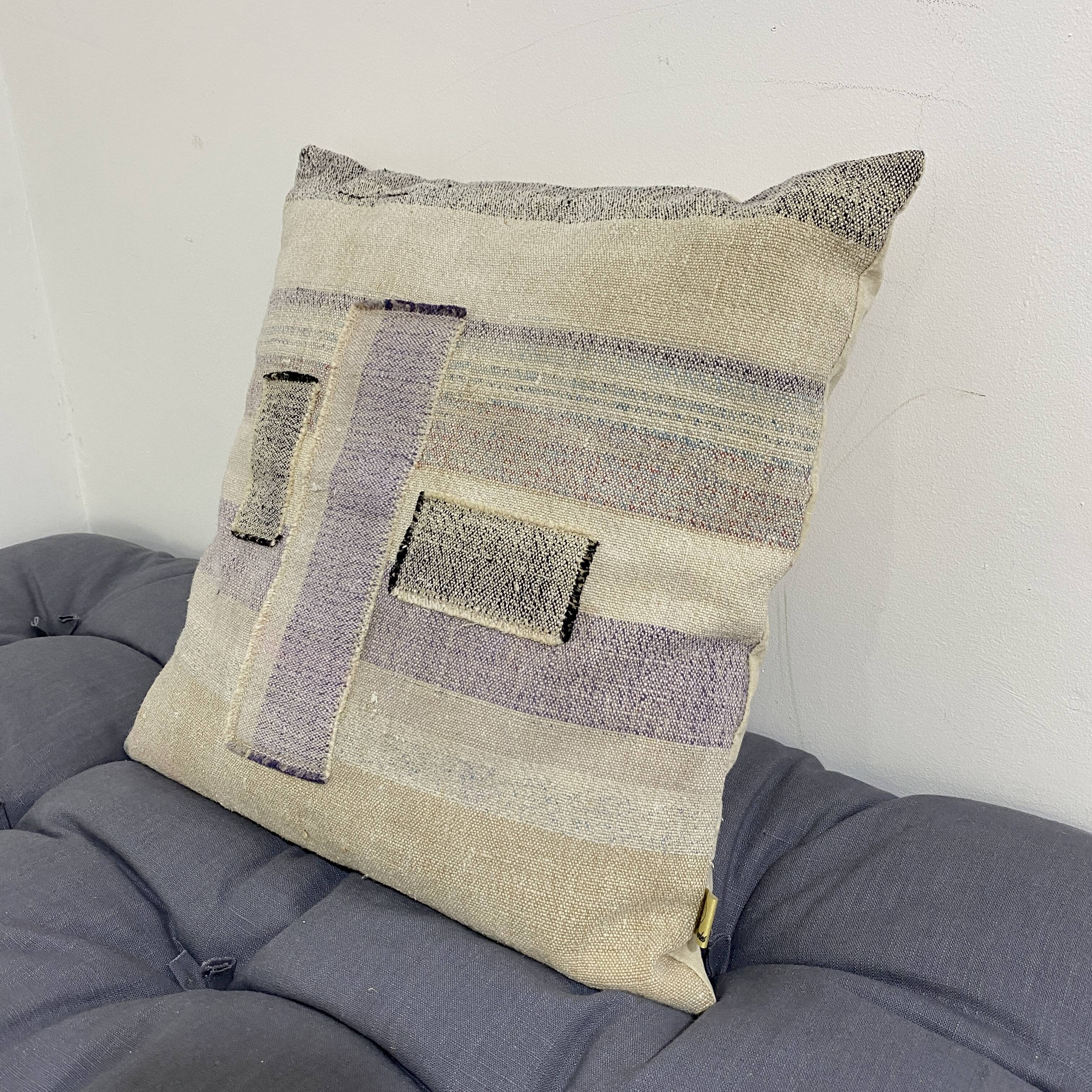Coussin en toile ancienne style Kilim