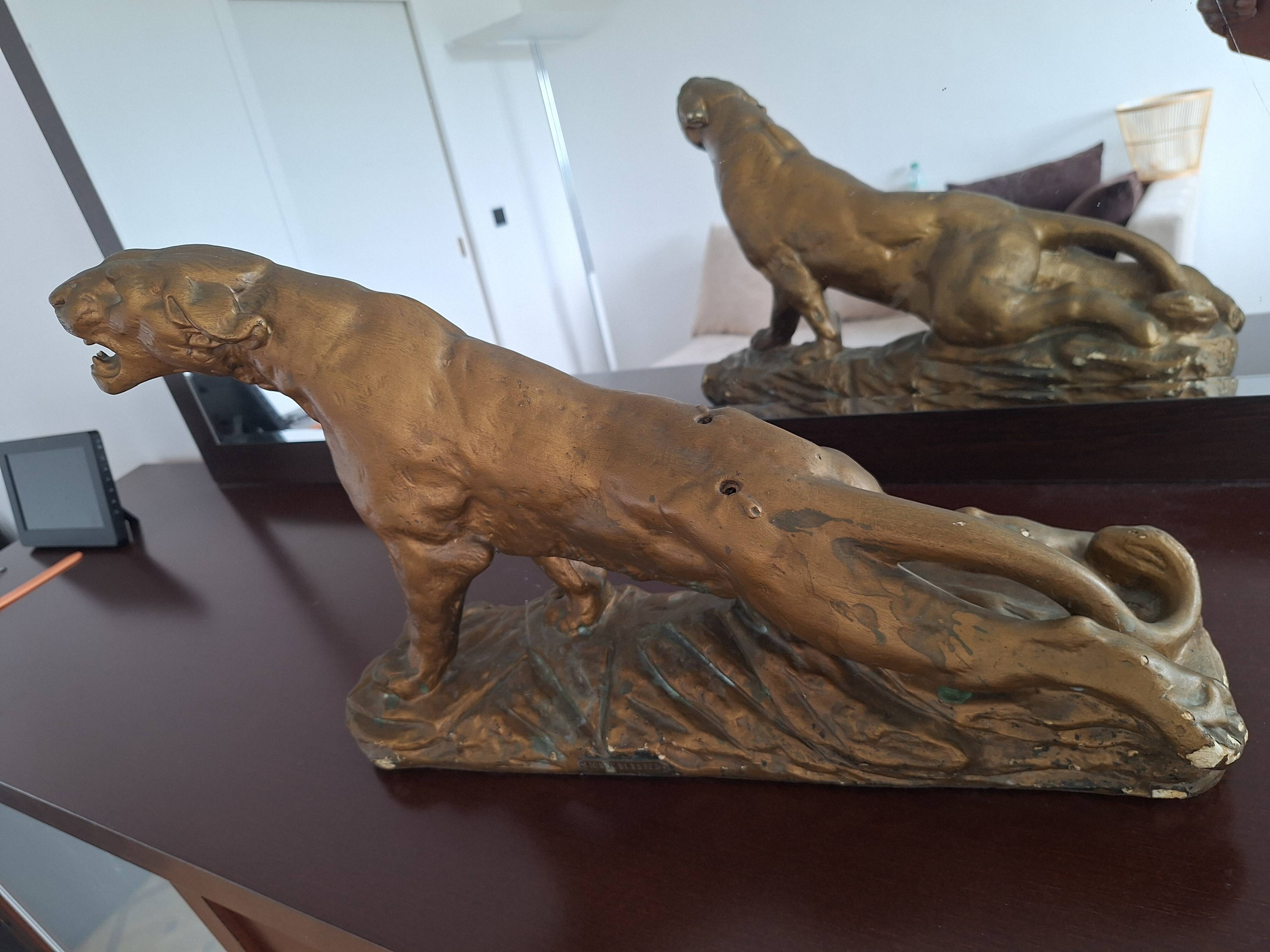 Sculpture Lionne blessée signé Valton