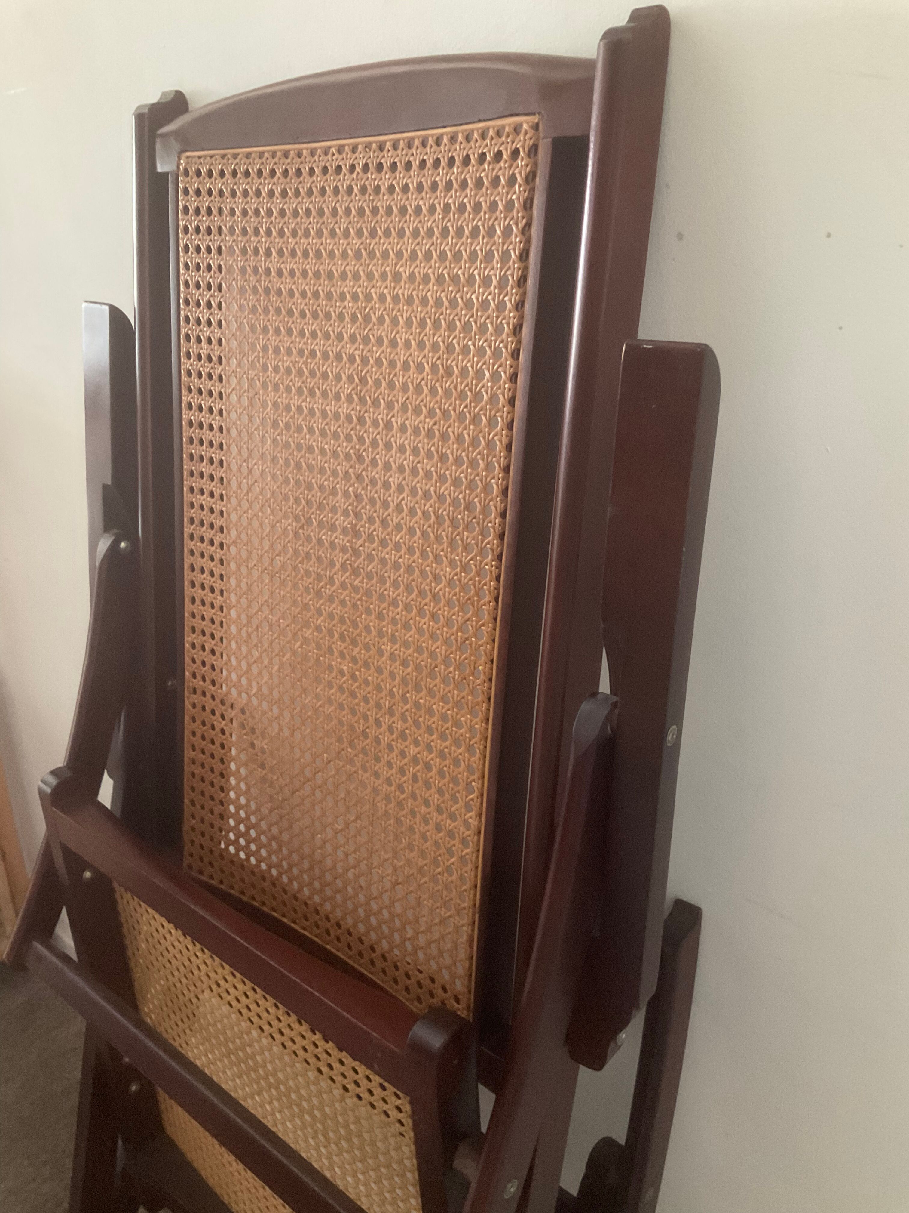 Folding wooden rocking chair and cannage from the 70s