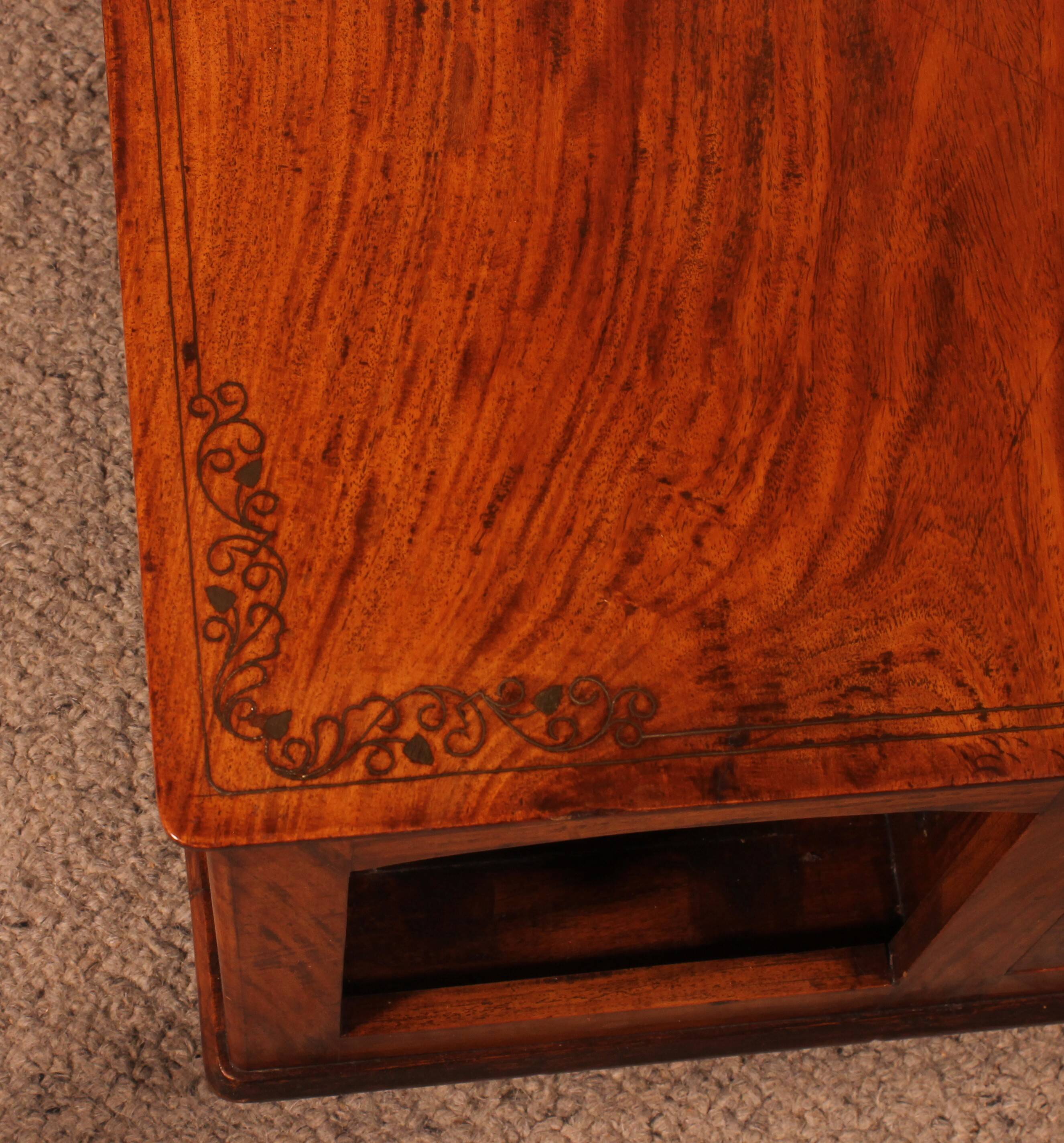 table basse ou bout de canapé de marine -Angleterre