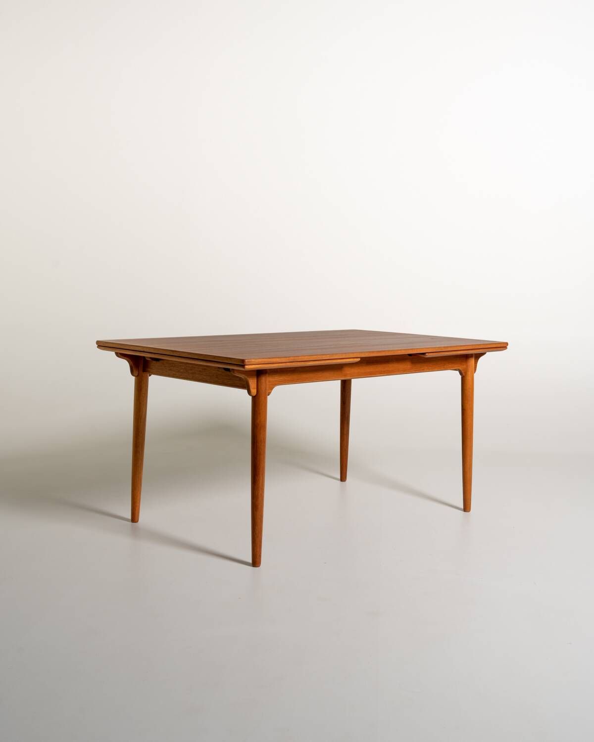 Table à manger "Modèle 54" produite par Omann Jun., années 1960.