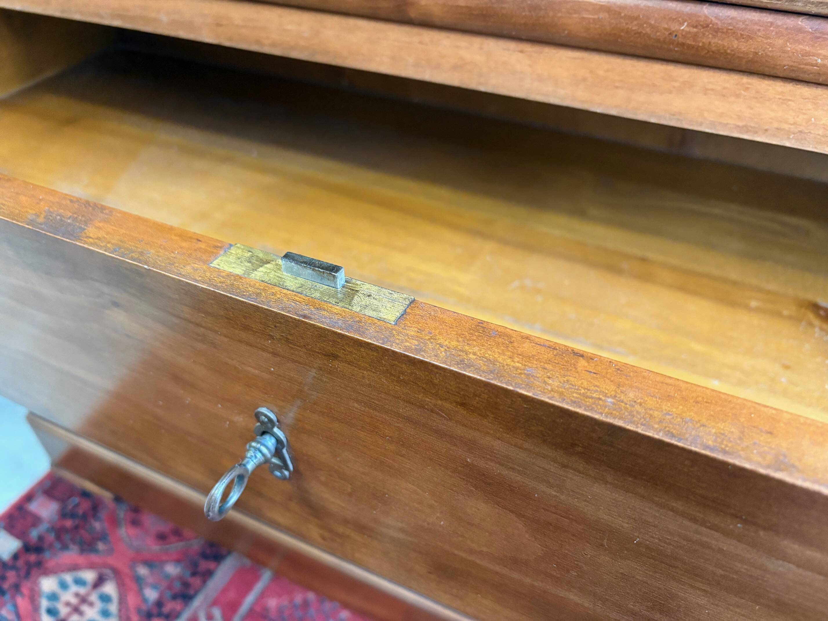 Commode style Louis-Philippe en bois massif