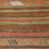 Tapis Kilim Vintage – Rayures Naturelles aux Tons Terreux, 136x195 Cm