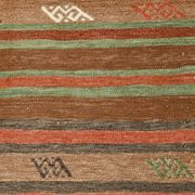 Tapis Kilim Vintage – Rayures Naturelles aux Tons Terreux, 136x195 Cm