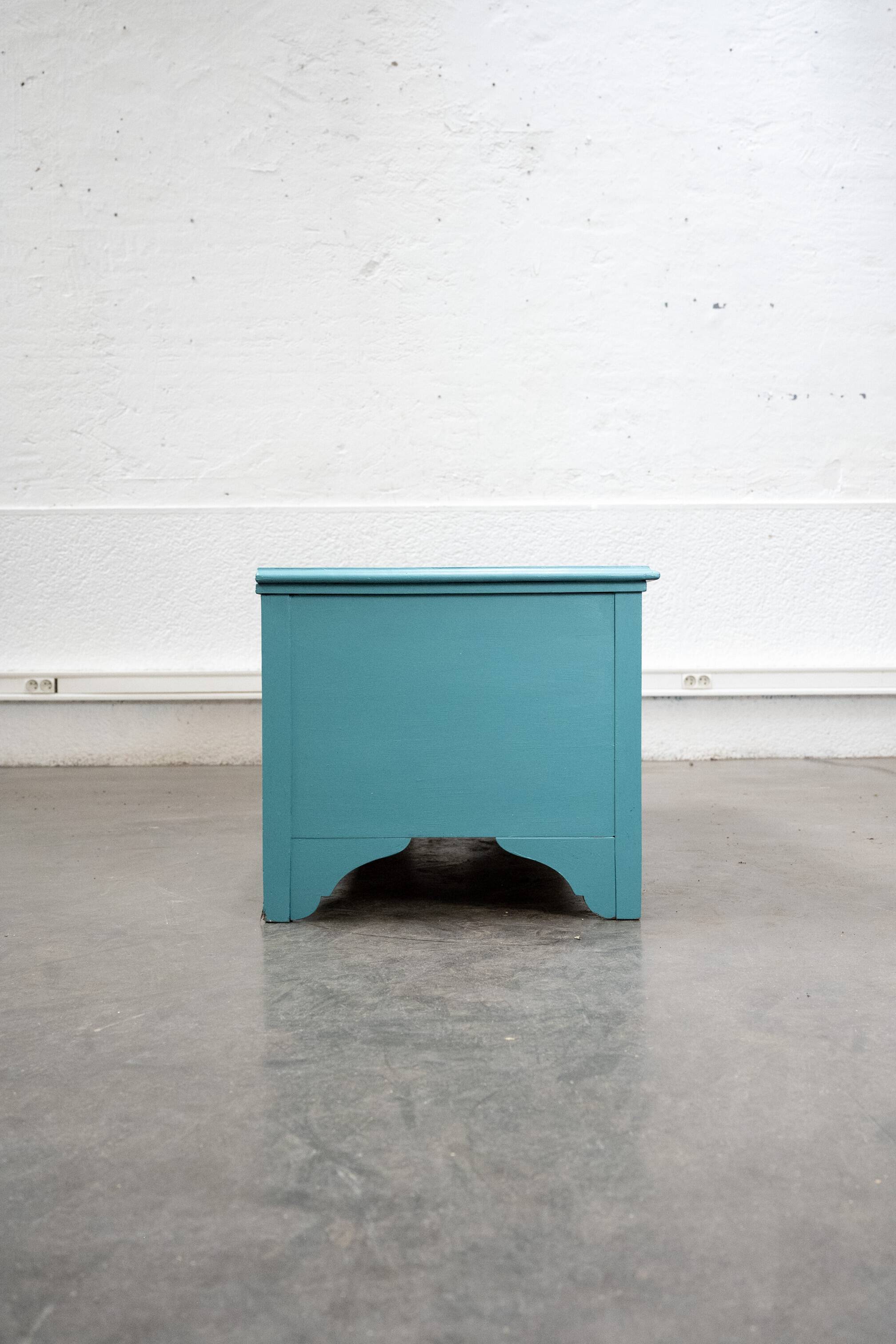 Meuble bas en bois peint