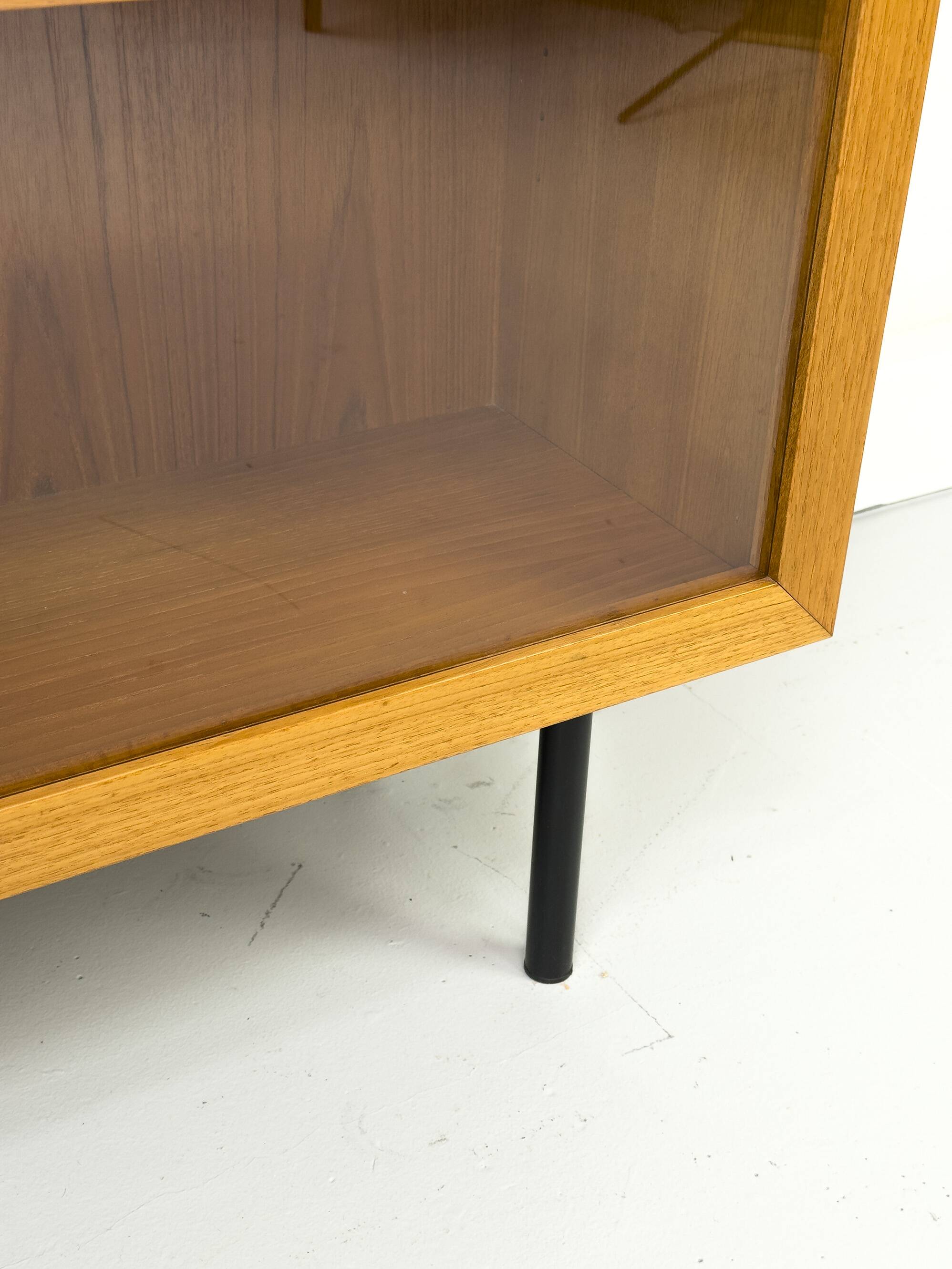 Armoire en teck avec portes vitrées d'Omann Jun, années 1960