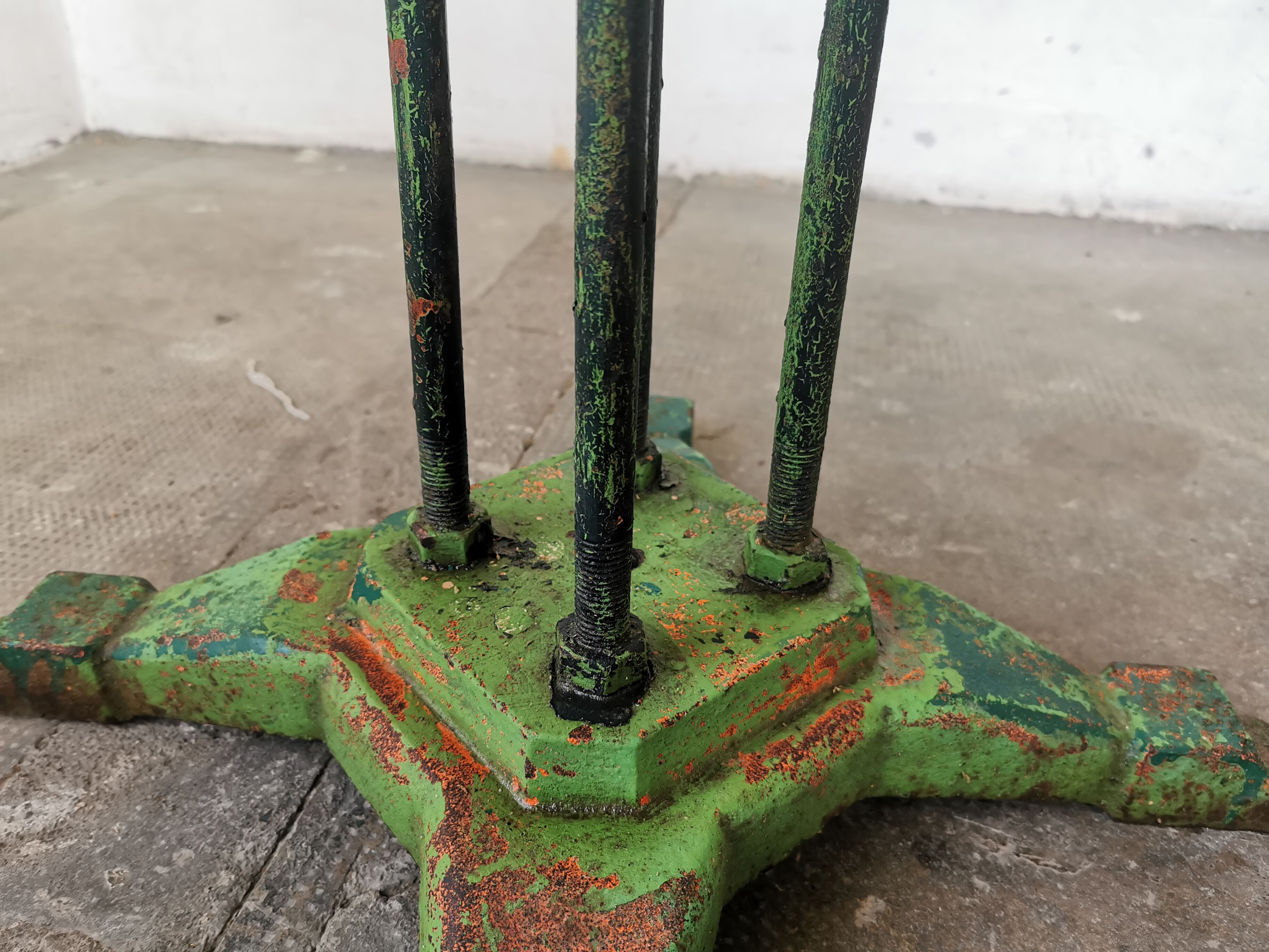 Round garden table cast iron and metal