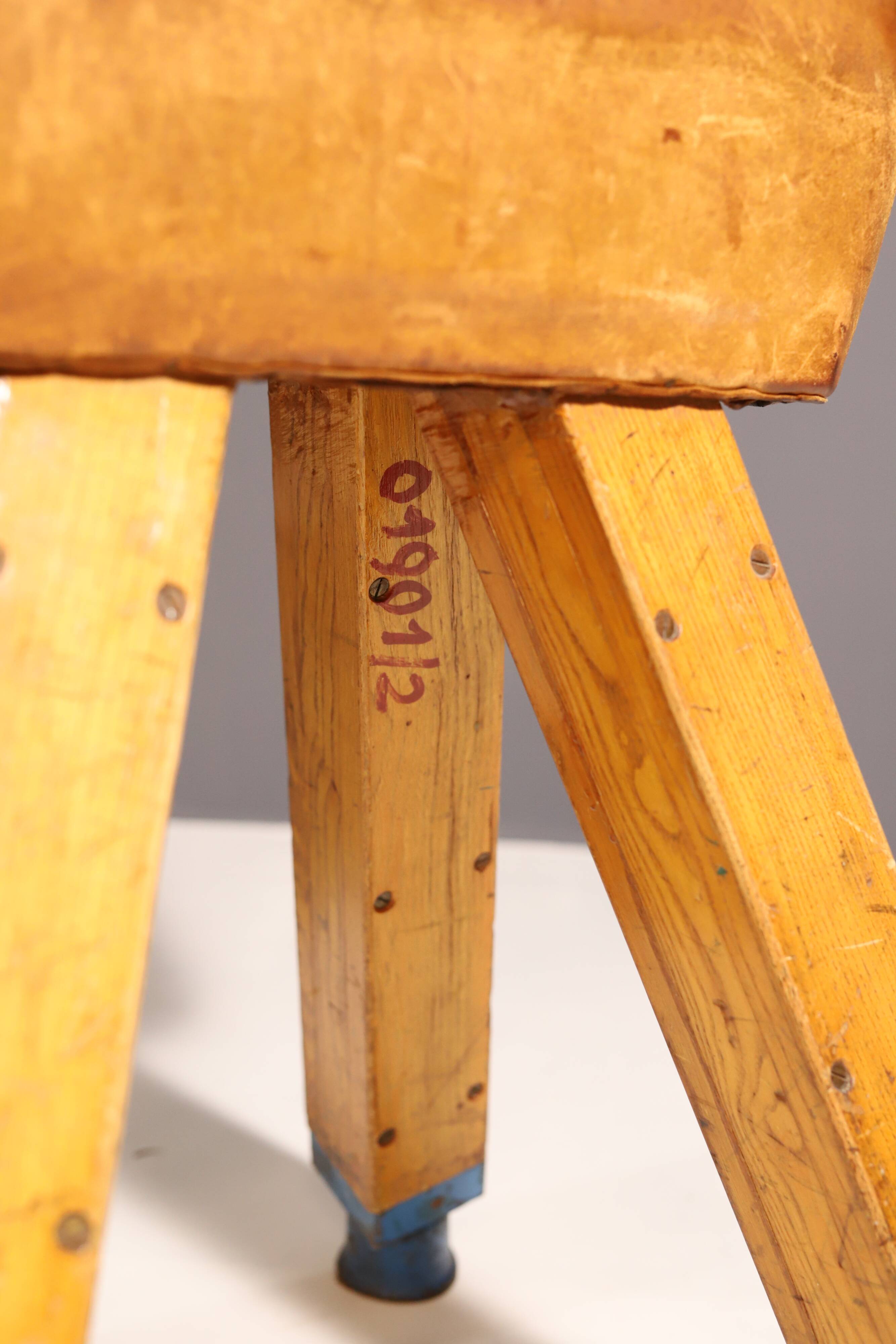 Cheval d'arçons de gymnastique en cuir, Tchécoslovaquie, années 1950