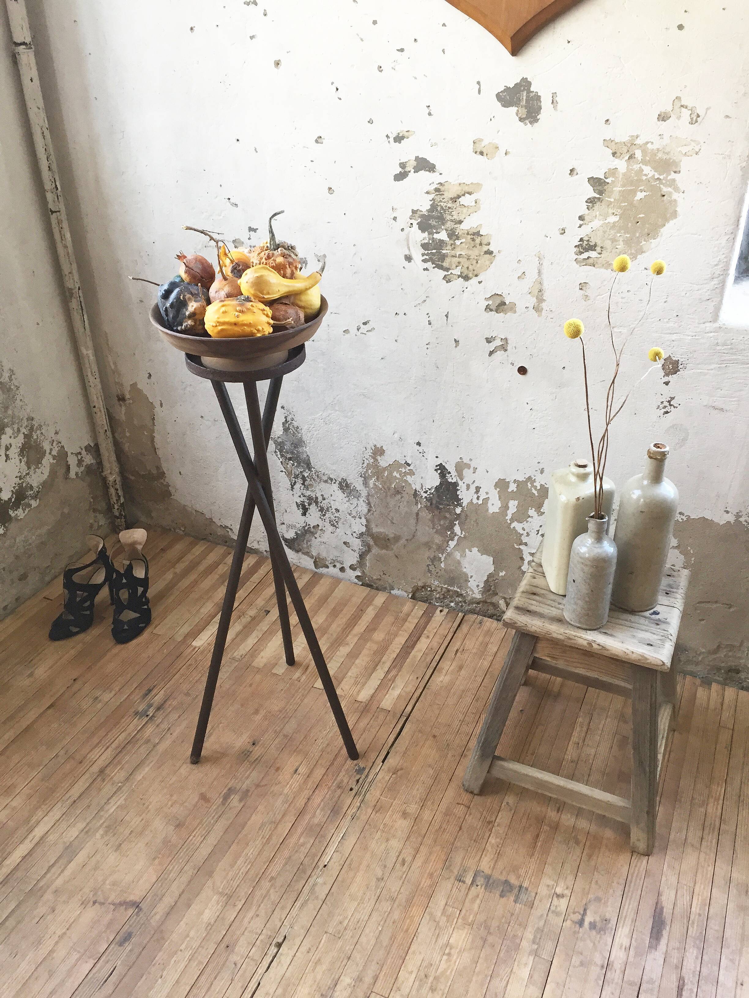 Support sculpture or tripod plants